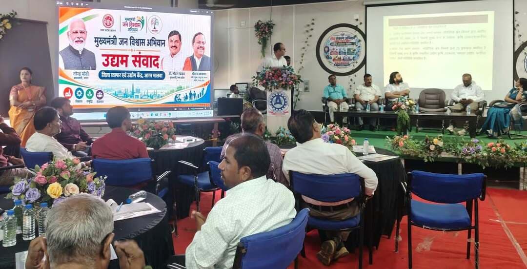 मुख्यमंत्री जन विश्वास अभियान
पॉलीटेक्निक कॉलेज में ‘उद्यम संवाद’ कार्यक्रम संपन्न,
युवाओं को स्वरोजगार के लिए किया प्रेरित
/ जिला व्यापार एवं उद्योग केन्द्र द्वारा गत दिवस मुख्यमंत्री जन विश्वास अभियान के तहत पॉलीटेक्निक कॉलेज में ‘उद्यम संवाद’ कार्यक्रम का आयोजित किया गया। कार्यक्रम की अध्यक्षता आगर विधायक श्री मधु गहलोत ने की ।
इस अवसर पर महाप्रबंधक उद्योग श्री भानु प्रताप राणा, पॉलीटेक्निक प्राचार्य डॉ. हितेन्द्र तोमर, श्री बैजनाथ औद्योगिक संघ के अध्यक्ष श्री विजय खमोरा, उद्योगपति, स्टार्टअप इंडिया के प्रतिनिधि एवं बड़ी संख्या में भावी उद्यमी उपस्थित थे।
कार्यक्रम का मुख्य उद्देश्य युवाओं एवं भावी उद्यमियों को स्वरोजगार एवं उद्योग स्थापना के लिए प्रोत्साहित करना तथा शासन की विभिन्न औद्योगिक एवं उद्यमिता योजनाओं की जानकारी उपलब्ध कराना रहा है। इस दौरान विशेषज्ञों एवं अधिकारियों द्वारा उद्योग स्थापना की प्रक्रिया, शासकीय योजनाओं, ऋण एवं वित्तीय सहायता, स्टार्टअप से जुड़े अवसरों तथा उद्योगों के लिए उपलब्ध सुविधाओं के संबंध में विस्तार से जानकारी दी।
महाप्रबंधक श्री भानु प्रताप राणा ने युवाओं से नौकरी तलाशने के साथ-साथ नौकरी देने वाला बनने का आह्वान करते हुए कहा कि जिले में स्थानीय संसाधनों एवं उपलब्ध अवसरों के आधार पर नए उद्यम स्थापित किए जा सकते हैं तथा विभाग द्वारा हरसंभव मार्गदर्शन एवं सहयोग उपलब्ध कराया जावेगा। स्टार्टअप इंडिया के प्रतिनिधियों एवं उद्योगपतियों ने भी अपने अनुभव साझा कर युवाओं को प्रेरित किया तथा प्रतिभागियों की जिज्ञासाओं का समाधान किया ।
CM Madhya Pradesh
Jansampark Agar Malwa
#सेवा_संकल्प_अभियान
#agarmalwa