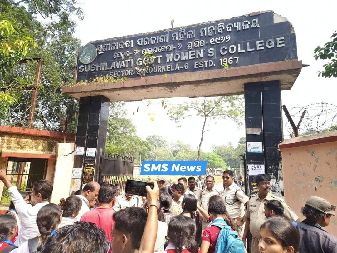 SMS News Bureau Rourkela
ସୁଶୀଳାବତୀ ସରକାରୀ ମହିଳା ମହାବିଦ୍ୟାଳୟ ରେ ନାମାଙ୍କନ ପତ୍ର ଖାରଜ ନେଇ ଛାତ୍ରୀ ମଧ୍ୟରେ ତିବ୍ର ଅସନ୍ତୋଷ। ଗେଟ୍ ସମ୍ମୁଖ ରେ ଧାରଣା ରେ ବସିଲେ ଛାତ୍ରୀ ଓ କଂଗ୍ରେସ ନେତା।
