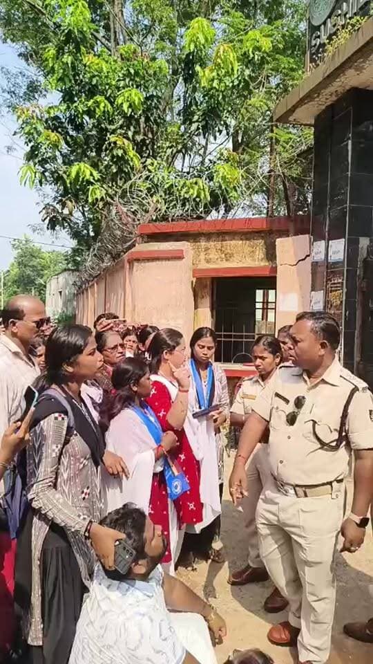 SMS News Bureau Rourkela
ସୁଶୀଳାବତୀ ସରକାରୀ ମହିଳା ମହାବିଦ୍ୟାଳୟ ରେ ନାମାଙ୍କନ ପତ୍ର ରେ ଉଦ୍ଦେଶ୍ୟମୂଳକ ଭାବେ ନାମ ଖରାଜ ନେଇ ଧାରଣା ପ୍ରଦର୍ଶନ। ପୋଲିସ ହଟାଇବା ବେଳେ ଛାତ୍ରୀ ମାନଙ୍କ ସହ ଧସ୍ତାଧସ୍ତି।