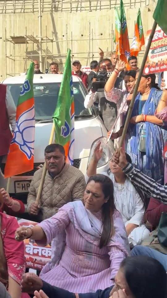 JNU मामले पर भड़की भाजपा: कांग्रेस कार्यालय के बाहर भाजपा महिला मोर्चा का उग्र प्रदर्शन…!!