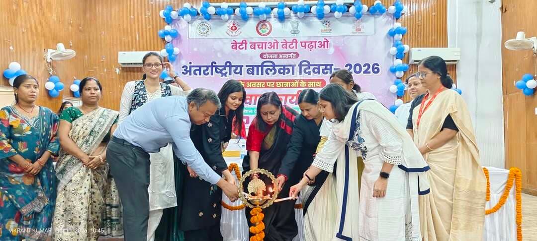 प्रेस विज्ञप्ति
नालंदा।
जिला जन सम्पर्क कार्यालय नालन्दा।
....................................................
विषय: अंतर्राष्ट्रीय बालिका दिवस के अवसर पर टाउन हॉल, बिहार शरीफ में 'बेटी बचाओ बेटी पढ़ाओ' योजना के अंतर्गत आयोजित "संवाद सह सम्मान समारोह" का किया गया भव्य आयोजन।
बिहार शरीफ, 10 अक्टूबर 2026: बेटी बचाओ बेटी पढ़ाओ योजना अंतर्गत अंतर्राष्ट्रीय बालिका दिवस के अवसर पर महिला एवं बाल विकास निगम टाउन हॉल, बिहार शरीफ में 'संवाद सह सम्मान समारोह' का आयोजन किया गया।
इस कार्यक्रम का मुख्य उद्देश्य बालिकाओं को उनके अधिकारों के प्रति जागरूक करना, उन्हें सशक्त बनाना और विभिन्न क्षेत्रों में उत्कृष्ट प्रदर्शन करने वाली मेधावी छात्राओं को सम्मानित कर उनका मनोबल बढ़ाना था।
1. कार्यक्रम का शुभारंभ एवं स्वागत सत्र:
कार्यक्रम का औपचारिक शुभारंभ जिले के वरीय पदाधिकारियों द्वारा संयुक्त रूप से दीप प्रज्वलन कर किया गया। इसके पश्चात, महिला एवं बाल विकास निगम की नोडल पदाधिकारी श्रीमती अर्चना कुमारी ने सभी उपस्थित छात्राओं और गणमान्य पदाधिकारियों का स्वागत फ्लावर पॉट देकर किया। उन्होंने बच्चियों के साथ एक आत्मीय परिचय सत्र आयोजित किया और अंतर्राष्ट्रीय बालिका दिवस के ऐतिहासिक महत्व एवं बालिकाओं के सर्वांगीण विकास पर विस्तार से प्रकाश डाला।
2. बाल विवाह और दहेज प्रथा के खिलाफ हुंकार:
कार्यक्रम के दौरान रीजनल कोऑर्डिनेटर सुश्री नेहा कुमारी ने बच्चियों को बाल विवाह और दहेज प्रथा जैसी कुप्रथाओं के खिलाफ जागरूक किया। उन्होंने बहुत ही स्पष्ट शब्दों में समझाया कि जब तक बालिकाएं उच्च शिक्षा प्राप्त कर आत्मनिर्भर नहीं हो जातीं, तब तक उनका विवाह नहीं होना चाहिए। कम उम्र में विवाह होने से शारीरिक और वित्तीय दोनों प्रकार के भारी नुकसान होते हैं। उन्होंने बालिकाओं को यह प्रेरणा दी कि इसकी शुरुआत सबसे पहले अपने घर से करें—यदि उनके भाई का विवाह हो, तो वे अपने माता-पिता को दहेज न लेने की सलाह दें। उन्होंने कहा कि यदि हर कोई अपने घर में यह पहल करे, तो किसी भी बेटी को दहेज देने की मजबूरी नहीं रहेगी।
आपातकालीन हेल्पलाइन नंबरों की जानकारी: छात्राओं को आपातकालीन सहायता के बारे में बताते हुए कहा गया कि यदि कहीं भी बाल विवाह या दहेज प्रथा जैसी घटना नजर आए, तो वे तुरंत निम्नलिखित हेल्पलाइन नंबरों पर सूचना दें:
• 1098 (चाइल्ड हेल्पलाइन)
• 112 (पुलिस सहायता)
• 181 (महिला हेल्पलाइन)
• (यह भी विशेष रूप से आश्वस्त किया गया कि सूचना देने वाले की पहचान पूरी तरह गोपनीय रखी जाती है।)
3. महिला सुरक्षा, स्वास्थ्य एवं कानूनी जागरूकता पर सत्र:
कार्यक्रम में विभिन्न विभागों की एक्सपर्ट ने बालिकाओं को जीवन के विभिन्न पहलुओं पर बहुमूल्य जानकारियां दीं:
• घरेलू हिंसा के विरुद्ध आवाज: केंद्र प्रशासक श्रीमती पुष्पा पांडे ने घरेलू हिंसा के कानूनी पहलुओं पर चर्चा करते हुए छात्राओं को कड़ा संदेश दिया कि अन्याय को "सहना नहीं, बल्कि कहना" है।
• भ्रूण हत्या और लिंग चयन: डॉ. सीमा कुमारी ने भ्रूण हत्या और लिंग चयन के दुष्प्रभावों, सामाजिक और स्वास्थ्यगत परिणामों तथा इसके लिए कानून में निर्धारित कड़ी सजाओं के बारे में विस्तार से बताया।
• साइबर क्राइम से बचाव: जिला सूचना एवं जनसंपर्क पदाधिकारी डॉ. अजय एवं साइबर थाना अध्यक्ष श्रीमती कुंती कुमारी तथा महिला थाना अध्यक्ष श्रीमती पूनम कुमारी ने संयुक्त रूप से वर्तमान समय में बढ़ रहे साइबर अपराधों, सोशल मीडिया के गलत उपयोग और उससे बचने के उपायों पर छात्राओं को सतर्क किया। उन्होंने ऑनलाइन धोखाधड़ी और वर्चुअल स्पेस में सुरक्षित रहने के गुर सिखाए।
• पॉक्सो अधिनियम (POCSO Act): अधिवक्ता नीतू कुमारी ने पॉक्सो एक्ट के प्रावधानों, बालिकाओं की सुरक्षा से जुड़े कानूनों और इसके तहत मिलने वाली सख्त सजा के बारे में विधिक जानकारी दी।
• माहवारी स्वच्छता (Menstrual Hygiene): श्रीमती सुपर्णा टाट ने माहवारी स्वच्छता पर विशेष सत्र लिया। उन्होंने समझाया कि माहवारी एक प्राकृतिक जैविक चक्र है, इसे लेकर समाज में फैली यह धारणा बिल्कुल गलत है कि लड़कियां या महिलाएं इस दौरान 'अपवित्र' होती हैं। उन्होंने इस अंतराल में व्यक्तिगत स्वच्छता और हाइजीन के विशेष रखरखाव के बारे में व्यावहारिक सुझाव दिए।
4. राष्ट्रीय एवं राज्य स्तर पर उत्कृष्ट प्रदर्शन करने वाली छात्राओं का सम्मान:
कार्यक्रम में जिले का नाम रोशन करने वाली प्रतिभावान छात्राओं को प्रशस्ति पत्र, मोमेंटो और पुस्तकें देकर सम्मानित किया गया। सम्मानित होने वाली प्रमुख छात्राएं निम्नलिखित थीं:
• चुनचुन कुमारी – स्वर्ण पदक (विभिन्न क्षेत्र)
• कोमल कुमारी – स्वर्ण पदक (रग्बी)
• नेहा कुमारी – स्वर्ण पदक (लॉन बॉल)
• मुस्कान कुमारी – रजत पदक (कराटे एवं पेंचक सिलाट)
• संध्या रानी – कांस्य पदक (कराटे एवं पेंचक सिलाट)
• प्रियांशु कुमारी – रजत पदक (रग्बी)
• अमीषा कुमारी – रजत पदक (डेफ ओलंपिक्स, 1500 मीटर दौड़)
• आभा कुमारी – रजत पदक (स्पेशल ओलंपिक – वॉलीबॉल)
• आशा कुमारी – रजत पदक (स्पेशल ओलंपिक)
• आरुषि – स्वर्ण पदक (सॉफ्टबॉल थ्रो)
• सिमरन कुमारी – स्वर्ण पदक (जैवलिन थ्रो)
• सुहानी कुमारी – स्वर्ण पदक (साइक्लिंग)
• इसके अतिरिक्त, बीभा कुमारी और किरण कुमारी को 07 और 04 बच्चियों को बाल विवाह के चंगुल से सफलतापूर्वक मुक्त कराने एवं समाज में अनुकरणीय साहस दिखाने के लिए विशेष रूप से प्रशस्ति पत्र, मोमेंटो व बुक देकर सम्मानित किया गया।
5. उपस्थिति एवं धन्यवाद ज्ञापन:
कार्यक्रम के अंत में नोडल पदाधिकारी द्वारा सभी अतिथियों, शिक्षकों और छात्राओं का धन्यवाद ज्ञापन कर कार्यक्रम के सफल समापन की घोषणा की गई।
इस कार्यक्रम में जिला प्रशासन और अन्य संस्थान से उपस्थित पदाधिकारी
• वरीय उप समाहर्ता सुश्री श्वेता कुमारी
• सहायक निदेशक, सामाजिक सुरक्षा – श्रीमती स्नेहा कुमारी
• बाल विकास परियोजना पदाधिकारी (बिहार शरीफ सदर) – श्रीमती पूनम
• जिला परियोजना प्रबंधक – कैलाश कुमार साहू
• जिला समन्वयक – राजीव कुमार
• वित्तीय साक्षरता विशेषज्ञ – सागर मल
• लेखा सहायक – कासिफ अख्तर
• साथ ही, एस.एस. बालिका उच्च विद्यालय एवं सोगरा उच्च विद्यालय की सैकड़ों छात्राएं एवं शिक्षिकाएं उपस्थित थीं।
Samrat Choudhary
CMO Bihar
Information & Public Relations Department, Government of Bihar
ICDS Directorate Bihar
Social Welfare Department, Government of Bihar
Bihar Education Department