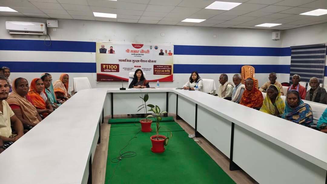 प्रेस विज्ञप्ति
नालंदा।
जिला जनसंपर्क कार्यालय, नालन्दा ।
दिनांक : 10 अक्टूबर 2026
..................................................
सामाजिक सुरक्षा पेंशनधारियों को बड़ी सौगात: बढ़ी हुई दर से पेंशन राशि का अंतरण
नालंदा जिले के 3,70,022 पेंशनधारियों के खातों में 41.89 करोड़ रुपये से अधिक की राशि अंतरित
पेंशन राशि 400 रुपये से बढ़ाकर 1,100 रुपये प्रतिमाह करने से वृद्धजनों, विधवाओं एवं दिव्यांगजनों को मिलेगा आर्थिक संबल
बिहारशरीफ (नालंदा), 10 अक्टूबर 2026। माननीय मुख्यमंत्री, बिहार श्री सम्राट चौधरी द्वारा आज सामाजिक सुरक्षा पेंशन योजनाओं के लाभार्थियों के बैंक खातों में बढ़ी हुई दर से पेंशन राशि के अंतरण कार्यक्रम का सीधा प्रसारण न्यू एनआईसी सभागार, बिहारशरीफ में किया गया।
इस अवसर पर जिले के विभिन्न क्षेत्रों से आए सामाजिक सुरक्षा पेंशनधारियों, संबंधित पदाधिकारियों एवं कर्मियों ने कार्यक्रम में भाग लिया तथा टेलीविजन के माध्यम से मुख्यमंत्री के कार्यक्रम का सीधा प्रसारण देखा एवं सुना।
पेंशन राशि में लगभग तीन गुना वृद्धि
राज्य सरकार द्वारा सामाजिक सुरक्षा पेंशन के अंतर्गत संचालित सभी छह पेंशन योजनाओं की राशि जून 2025 से 400 रुपये प्रतिमाह से बढ़ाकर 1,100 रुपये प्रतिमाह कर दी गई है।
इसी क्रम में आज लाभार्थियों के बैंक खातों में बढ़ी हुई दर के अनुसार सितंबर 2026 की पेंशन राशि का अंतरण प्रत्यक्ष लाभ अंतरण (DBT) के माध्यम से किया गया।
पेंशन राशि में यह वृद्धि राज्य सरकार की जनकल्याणकारी एवं सामाजिक न्याय पर आधारित नीतियों का महत्वपूर्ण हिस्सा है। इससे वृद्धजनों, विधवाओं, दिव्यांगजनों तथा समाज के अन्य जरूरतमंद एवं कमजोर वर्गों को आर्थिक सहायता मिलेगी और उन्हें सम्मानजनक एवं गरिमापूर्ण जीवन जीने में सहूलियत होगी।
‘ *न्याय के साथ विकास’ की अवधारणा को मिल रहा बल*
राज्य सरकार की नीति ‘न्याय के साथ विकास’ के अनुरूप समाज के प्रत्येक वर्ग तक विकास योजनाओं का लाभ पहुंचाने तथा कमजोर एवं जरूरतमंद लोगों को सामाजिक सुरक्षा प्रदान करने पर विशेष जोर दिया जा रहा है। पेंशन राशि में वृद्धि इसी दिशा में एक महत्वपूर्ण कदम है।
बढ़ी हुई पेंशन राशि सीधे लाभार्थियों के बैंक खातों में अंतरित किए जाने से पारदर्शिता सुनिश्चित होती है तथा लाभार्थियों को राशि प्राप्त करने में सुविधा मिलती है। इससे उन्हें दैनिक आवश्यकताओं की पूर्ति में सहायता मिलने के साथ आर्थिक आत्मनिर्भरता एवं सामाजिक सुरक्षा को भी मजबूती मिलेगी।
नालंदा जिले में सामाजिक सुरक्षा पेंशन योजनाओं के अंतर्गत लाभार्थियों के बैंक खातों में अंतरित राशि का विवरण निम्नवत है—
1. इंदिरा गांधी राष्ट्रीय वृद्धावस्था पेंशन योजना: 79,174 पेंशनधारियों के बीच 8,71,17,900 रुपये अंतरित।
2. मुख्यमंत्री वृद्धजन पेंशन योजना: 2,09,530 पेंशनधारियों के बीच 24,15,05,400 रुपये अंतरित।
3. इंदिरा गांधी राष्ट्रीय विधवा पेंशन योजना: 12,702 लाभार्थियों के बीच 1,40,32,700 रुपये अंतरित।
4. लक्ष्मीबाई सामाजिक सुरक्षा पेंशन योजना: 35,549 लाभार्थियों के बीच 3,94,57,400 रुपये अंतरित।
5. इंदिरा गांधी राष्ट्रीय नि:शक्तता पेंशन योजना: 4,408 लाभार्थियों के बीच 48,48,800 रुपये अंतरित।
6. बिहार नि:शक्तता पेंशन योजना: 28,659 लाभार्थियों के बीच 3,20,09,800 रुपये अंतरित।
इस प्रकार, जिले में उक्त छह सामाजिक सुरक्षा पेंशन योजनाओं के अंतर्गत कुल 3,70,022 लाभार्थियों के बीच 41,89,72,000 रुपये (41 करोड़ 89 लाख 72 हजार रुपये) की राशि अंतरित की गई।
लाभार्थियों ने जताया आभार
कार्यक्रम के दौरान उपस्थित पेंशनधारियों में विशेष उत्साह देखा गया। लाभार्थियों ने पेंशन राशि में वृद्धि के लिए राज्य सरकार के प्रति आभार व्यक्त करते हुए कहा कि बढ़ी हुई राशि से उन्हें दवा, भोजन तथा अन्य दैनिक आवश्यकताओं की पूर्ति में आर्थिक सहायता मिलेगी। यह पहल उन्हें आर्थिक सुरक्षा प्रदान करने के साथ सम्मानपूर्वक जीवन जीने में भी सहायक होगी।
इस अवसर पर जिलाधिकारी, नालंदा, सहायक निदेशक, सामाजिक सुरक्षा कोषांग, संबंधित पदाधिकारी एवं कर्मी तथा बड़ी संख्या में महिला एवं पुरुष सामाजिक सुरक्षा पेंशनधारी उपस्थित थे।
#CMSamratChoudhary
#CMSamrat
#SamratChoudhary
#SocialSecurityPension
#PensionScheme
#DBTPension
#doswbihar
Samrat Choudhary
Dr. Shweta Gupta
CMO Bihar
Social Welfare Department, Government of Bihar
Information & Public Relations Department, Government of Bihar