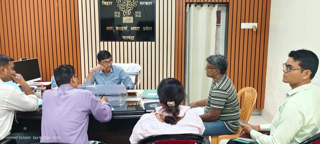 प्रेस विज्ञप्ति
नालन्दा।
जिला जनसंपर्क कार्यालय, नालन्दा।
दिनांक : 09 अक्टूबर 2026
.................................................
लोक शिकायतों के त्वरित एवं गुणवत्तापूर्ण निवारण को लेकर 20 मामलों की हुई सुनवाई
लंबित मामलों के निष्पादन एवं शिकायतों के प्रभावी समाधान को लेकर संबंधित विषयों पर की गई सुनवाई
बिहारशरीफ (नालन्दा), 09 अक्टूबर 2026: जिलाधिकारी, नालन्दा के निर्देशानुसार आज अपर समाहर्ता, विभागीय जाँच, नालन्दा द्वारा बिहार लोक शिकायत निवारण अधिकार अधिनियम के तहत प्राप्त 20 मामलों की सुनवाई की गई। सुनवाई का उद्देश्य आम नागरिकों की शिकायतों का त्वरित, पारदर्शी एवं गुणवत्तापूर्ण निवारण सुनिश्चित करना है।
सुनवाई के दौरान भूमि से संबंधित खाता एवं खेसरा सुधार, निजी जमीन पर अवैध कब्जा, फर्जी वंशावली निर्गत करने, घर के नाले का पानी सड़क पर बहाने, अतिक्रमण हटाने, पेंशन चालू कराने तथा अवैध पशु हाट बंद कराने से संबंधित मामलों पर विचार किया गया। इसके अतिरिक्त, वाद लंबित रहने के बावजूद वार्ड संख्या 38 में संपत्ति होल्डिंग संख्या 62 के म्यूटेशन में हुई त्रुटि के सुधार तथा पूर्व में की गई जाँच की प्रमाणित प्रति उपलब्ध कराने से संबंधित मामलों की भी सुनवाई की गई।
वहीं, जमाबंदी पंजी में खाता, खेसरा एवं रकबा सुधार, परिमार्जन, ऑनलाइन लगान रसीद, निजी जमीन से बिजली का तार ले जाने, अतिक्रमण मुक्त कराने, सार्वजनिक कार्यों के निष्पादन में गंभीर अनियमितताओं, बाँध को मजबूत करने, विद्यालय की भूमि की घेराबंदी, राशि की धोखाधड़ी तथा आंगनबाड़ी केंद्र खोलने से संबंधित मामलों में सुनवाई के लिए अगली तिथि निर्धारित करते हुए मामलों को अग्रसारित किया गया।
जिला प्रशासन द्वारा लोक शिकायतों के प्रभावी निवारण तथा आम नागरिकों को समयबद्ध न्याय दिलाने के लिए संबंधित मामलों की नियमित सुनवाई की जा रही है। इसका उद्देश्य शिकायतकर्ताओं की समस्याओं का नियमानुसार निष्पक्ष एवं गुणवत्तापूर्ण समाधान सुनिश्चित करना है।
Samrat Choudhary
CMO Bihar
Information & Public Relations Department, Government of Bihar
Press Information Bureau - PIB, Government of India