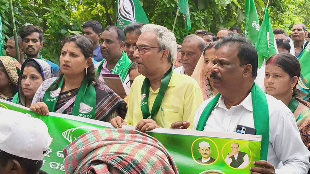 ବସ୍ତା ବ୍ଲକର କୁଳିଦା ପଞ୍ଚାୟତରେ ବିଜେଡିର ଜନସମ୍ପର୍କ ପଦଯାତ୍ରା
ବସ୍ତା: ଜଳେଶ୍ୱର ନିର୍ବାଚନମଣ୍ଡଳୀ ଅନ୍ତର୍ଗତ ବସ୍ତା ବ୍ଲକର କୁଳିଦା ପଞ୍ଚାୟତରେ ବିଜୁ ଜନତା ଦଳ (ବିଜେଡି) ପକ୍ଷରୁ ଜନସମ୍ପର୍କ ପଦଯାତ୍ରା ଅନୁଷ୍ଠିତ ହୋଇଯାଇଛି।
ଏହି ପଦଯାତ୍ରା ମାଧ୍ୟମରେ ଦଳୀୟ କର୍ମୀମାନେ ଅଞ୍ଚଳବାସୀଙ୍କ ସହ ଜନସମ୍ପର୍କ ସ୍ଥାପନ କରିବା ସହ ଲୋକଙ୍କ ବିଭିନ୍ନ ସମସ୍ୟା ଓ ଅଭିଯୋଗ ସମ୍ପର୍କରେ ଆଲୋଚନା କରିଥିଲେ।
ପଦଯାତ୍ରାରେ ଦଳର କେଉଁ କେଉଁ ନେତା, କର୍ମୀ ଓ ଜନପ୍ରତିନିଧି ଯୋଗ ଦେଇଥିଲେ, ସେନେଇ ତଥ୍ୟ ମିଳିଲେ ଖବରଟିକୁ ଆହୁରି ବିସ୍ତୃତ ଭାବେ ପ୍ରସ୍ତୁତ କରାଯାଇପାରିବ।