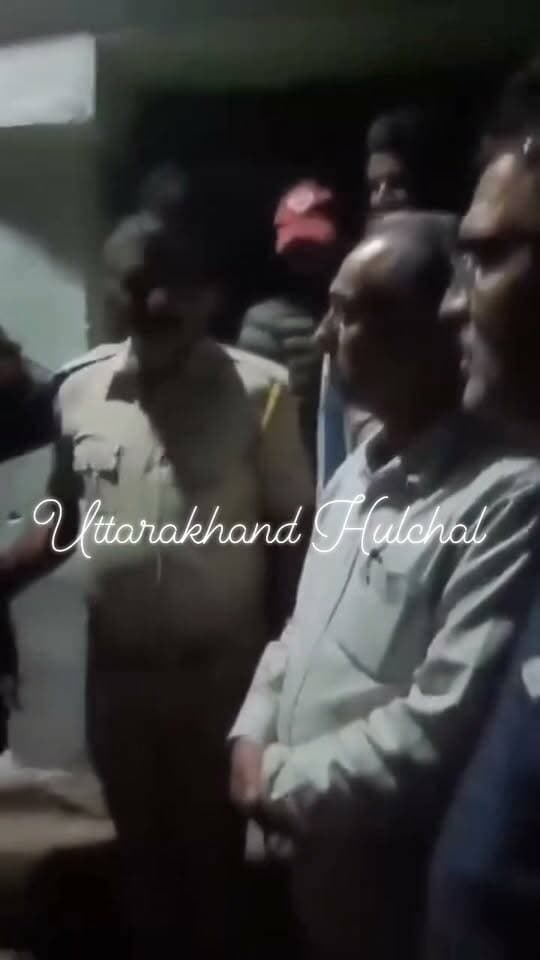 जौनसार-बावर में पत्नी की हत्या का आरोपी पति गिरफ्तार
देहरादून के जौनसार-बावर क्षेत्र के खत कोरू में पत्नी की धारदार हथियार से हत्या करने के आरोपी कचटा गांव निवासी 25 वर्षीय मनोज को पुलिस ने गिरफ्तार कर लिया है।