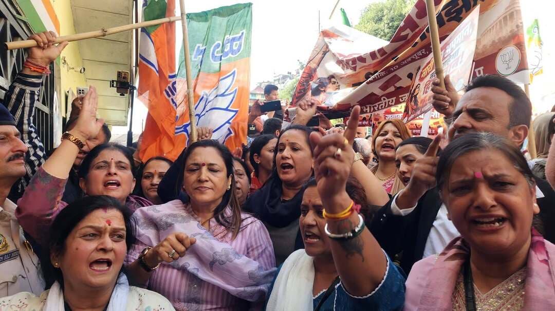 **महिलाओं के सम्मान और सुरक्षा के मुद्दे पर भाजपा महिला मोर्चा का कांग्रेस कार्यालय के बाहर जोरदार प्रदर्शन, राहुल गांधी और कांग्रेस सांसद का पुतला फूंका : डेजी ठाकुर**
**महिलाओं के उत्पीड़न के आरोपों पर चुप्पी तोड़ें राहुल गांधी, संबंधित सांसद के विरुद्ध तत्काल कार्रवाई करे कांग्रेस नेतृत्व : डेजी ठाकुर**
**शिमला।** भारतीय जनता पार्टी महिला मोर्चा हिमाचल प्रदेश ने प्रदेश अध्यक्ष डेजी ठाकुर के नेतृत्व में शिमला के कार्ट रोड स्थित कांग्रेस कार्यालय के बाहर जोरदार धरना-प्रदर्शन किया। इस दौरान बड़ी संख्या में महिला कार्यकर्ताओं ने कांग्रेस पार्टी के विरुद्ध नारेबाजी की तथा कांग्रेस नेता राहुल गांधी और मणिपुर से कांग्रेस सांसद अंगोमचा बिमोल अकोइजम का पुतला फूंककर अपना विरोध दर्ज करवाया।
यह प्रदर्शन कांग्रेस सांसद एवं जवाहरलाल नेहरू विश्वविद्यालय से जुड़े प्रोफेसर अंगोमचा बिमोल अकोइजम के विरुद्ध 11 महिलाओं द्वारा यौन उत्पीड़न के आरोप लगाए जाने तथा उनकी कथित बर्खास्तगी से संबंधित मामले को लेकर आयोजित किया गया।
धरने को संबोधित करते हुए भाजपा महिला मोर्चा प्रदेश अध्यक्ष डेजी ठाकुर ने कहा कि महिलाओं के सम्मान, सुरक्षा और गरिमा से जुड़े मामलों में किसी भी प्रकार की लापरवाही अथवा राजनीतिक संरक्षण स्वीकार नहीं किया जा सकता। उन्होंने कहा कि कांग्रेस के एक सांसद के विरुद्ध इस प्रकार के गंभीर आरोप सामने आना अत्यंत चिंताजनक है और कांग्रेस के शीर्ष नेतृत्व को इस विषय पर अपनी स्थिति स्पष्ट करनी चाहिए।
डेजी ठाकुर ने कहा कि कांग्रेस नेता राहुल गांधी महिलाओं के अधिकारों और सम्मान की बात करते हैं, लेकिन जब उनकी अपनी पार्टी के सांसद पर गंभीर आरोप लगते हैं तो कांग्रेस नेतृत्व की जवाबदेही भी बनती है। उन्होंने मांग की कि राहुल गांधी इस मामले पर सार्वजनिक रूप से जवाब दें तथा कांग्रेस पार्टी संबंधित सांसद के विरुद्ध निष्पक्ष जांच सुनिश्चित करने के लिए आवश्यक संगठनात्मक कार्रवाई करे। उन्होंने कहा कि आरोप प्रमाणित होने की स्थिति में सांसद को पार्टी से निष्कासित किया जाना चाहिए।
डेजी ठाकुर ने आरोप लगाया कि कांग्रेस पार्टी महिलाओं के सम्मान के विषय पर दोहरे मापदंड अपना रही है। उन्होंने कहा कि महिलाओं के अधिकारों की बात केवल राजनीतिक भाषणों तक सीमित नहीं रहनी चाहिए, बल्कि जब किसी महिला के साथ अन्याय या उत्पीड़न का मामला सामने आए तो राजनीतिक दलों को संवेदनशीलता और जिम्मेदारी के साथ कार्रवाई करनी चाहिए।
उन्होंने राहुल गांधी और एक महिला पुलिसकर्मी के बीच कथित झड़प से संबंधित मीडिया में प्रसारित फुटेज का भी उल्लेख किया। डेजी ठाकुर ने कहा कि सार्वजनिक जीवन में जिम्मेदार पदों पर बैठे नेताओं से महिलाओं, विशेषकर अपने कर्तव्य का निर्वहन कर रही महिला पुलिसकर्मियों के प्रति मर्यादित और सम्मानजनक व्यवहार की अपेक्षा की जाती है। उन्होंने संबंधित घटनाक्रम पर राहुल गांधी से स्पष्टीकरण देने की मांग की।
महिला मोर्चा प्रदेश अध्यक्ष ने कहा कि महिलाओं की सुरक्षा और सम्मान किसी राजनीतिक दल का विषय नहीं, बल्कि पूरे समाज की सामूहिक जिम्मेदारी है। उन्होंने कहा कि भाजपा महिला मोर्चा महिलाओं के अधिकारों, सुरक्षा और न्याय के लिए निरंतर आवाज उठाता रहेगा। किसी भी महिला की शिकायत को गंभीरता से लिया जाना चाहिए तथा निष्पक्ष जांच के माध्यम से सच्चाई सामने आनी चाहिए।
डेजी ठाकुर ने कहा कि कांग्रेस नेतृत्व को स्पष्ट करना चाहिए कि वह अपने सांसद के विरुद्ध लगाए गए आरोपों को लेकर क्या कदम उठा रहा है। उन्होंने कहा कि महिलाओं की शिकायतों को नजरअंदाज करना अथवा राजनीतिक प्रभाव के कारण कार्रवाई में देरी करना उचित नहीं है। भाजपा महिला मोर्चा की मांग है कि पूरे मामले की पारदर्शी और निष्पक्ष जांच हो तथा दोष सिद्ध होने पर कानून के अनुसार कठोर कार्रवाई की जाए।
धरना-प्रदर्शन के दौरान महिला मोर्चा कार्यकर्ताओं ने कांग्रेस नेतृत्व से जवाबदेही तय करने की मांग की तथा महिलाओं के सम्मान और सुरक्षा को लेकर जोरदार नारेबाजी की।
इस अवसर पर जिला महिला मोर्चा अध्यक्ष रीना, अनीता खलासटा, रमा ठाकुर, प्रतिभा कंवर, अनीता सूद, रंजना, प्रेम चौहान, अमृता चौहान, प्रियंका अग्रवाल, कमलेश मेहता, आशा, रीना, निशा चौहान, सीमा ठाकुर, ऋतु गौतम, संजू शर्मा, बॉबी बंसल, प्रवीण छाजता, इंदु वैद्य सहित बड़ी संख्या में महिला मोर्चा पदाधिकारी एवं कार्यकर्ता उपस्थित रहीं।