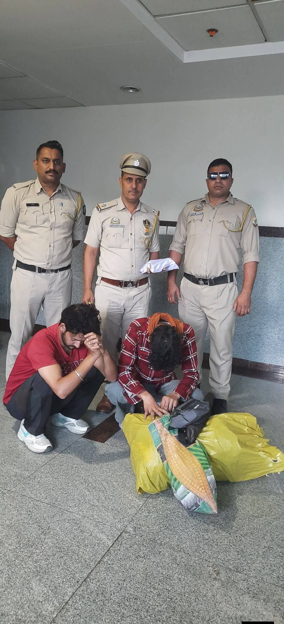 नेरचौक मेडिकल कॉलेज में दो सगे भाई पकड़े, चार मोबाइल बरामद
चंबा के रहने वाले हैं दोनों युवक, तीमारदारों के सामान पर करते थे हाथ साफ
नेरचौक, आदर्श यादव
श्री लाल बहादुर शास्त्री राजकीय आयुर्विज्ञान महाविद्यालय एवं अस्पताल नेरचौक में चोरी की बढ़ती घटनाओं के बीच पुलिस ने दो युवकों को पकड़ने में सफलता हासिल की है। दोनों युवक सगे भाई हैं और जिला चंबा के रहने वाले हैं। जिनकी पहचान कपिल देव पुत्र ग्यासो देव उम्र 24 वर्ष व कौशल देव उम्र 29 वर्ष के रूप में हुई है ।
पुलिस ने उनके कब्जे से चार मोबाइल फोन बरामद किए हैं, जिनकी कुल कीमत करीब एक लाख 75 हजार रुपये आंकी गई है। इनमें दो आईफोन और दो अन्य मोबाइल फोन शामिल हैं। पुलिस ने दोनों को हिरासत में लेकर मामले में आगामी कार्रवाई शुरू कर दी है।
मेडिकल कॉलेज में पिछले कई दिनों से चोरी की घटनाएं सामने आ रही थीं, जिससे मरीजों के साथ आए तीमारदार परेशान थे। आरोप है कि दोनों युवक रात के समय अस्पताल में सो रहे तीमारदारों को निशाना बनाते थे और उनके मोबाइल फोन व अन्य सामान पर हाथ साफ कर देते थे।
बीती रात अपनी दादी के उपचार के लिए अस्पताल आए शौर्य का मोबाइल फोन गायब हो गया। इसके बाद उसने पुलिस में शिकायत दर्ज करवाई। शिकायत मिलने पर पुलिस ने अस्पताल परिसर में जांच शुरू की। इस दौरान अस्पताल की दूसरी मंजिल के एक कोने में सो रहे दो युवकों पर शक हुआ। पुलिस ने जब उनकी तलाशी ली तो उनके कब्जे से शौर्य का मोबाइल फोन बरामद हुआ। इसके अलावा उनके पास से तीन अन्य मोबाइल फोन भी मिले।
पुलिस के अनुसार, आरोपितों की पहचान कपिल देव और उसके भाई के रूप में हुई है। दोनों कुंडी, डाकघर सुनारा, तहसील एवं जिला चंबा के निवासी हैं। बताया जा रहा है कि दोनों इससे पहले भी चोरी की घटनाओं में संलिप्त पाए गए हैं। पुलिस अब बरामद मोबाइल फोन के मालिकों का पता लगाने और मामले से जुड़े अन्य पहलुओं की जांच में जुटी है।