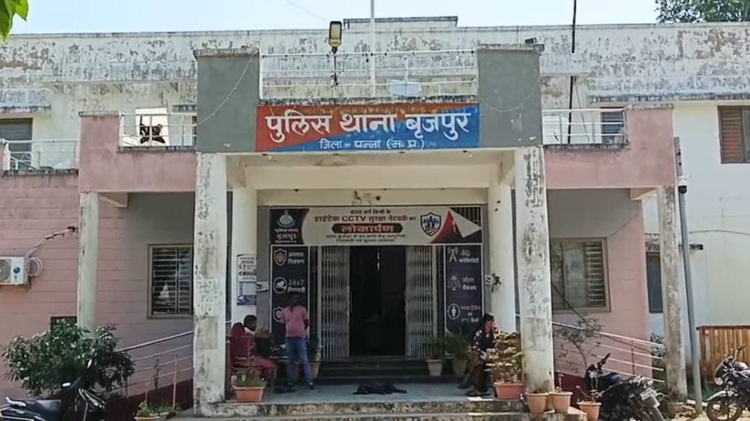 बृजपुर में 11 हजार वोल्ट की 200 मीटर केबल चोरी!
ट्रैक्टर पर तार लादकर ले जा रहे 3 आरोपी गिरफ्तार, अदालत के आदेश पर जेल भेजे गए!
बृजपुर, जिला पन्ना।
बिजली की लाइन काटी, करीब 200 मीटर केबल गायब कर दी और फिर चोरी के तार को ट्रैक्टर पर लादकर ले जाने की तैयारी थी। लेकिन पुलिस की सतर्कता के चलते तीन आरोपी कथित चोरी के तार के साथ पकड़ लिए गए!
क्या है पूरा मामला?
बृजपुर सब-स्टेशन के इटवां खास फीडर अंतर्गत सिरस्वाहा से बांगलान के बीच बिछाई गई 11,000 वोल्ट की विद्युत लाइन की लगभग 200 मीटर केबल चोरी होने का मामला सामने आया। विद्युत आपूर्ति बाधित होने और जांच के दौरान केबल गायब मिलने पर विद्युत विभाग के अधिकारी केश खान ने बृजपुर थाने में अज्ञात आरोपियों के खिलाफ प्राथमिकी दर्ज कराई।
मुखबिर की सूचना पर पुलिस की कार्रवाई
मामले की जांच के दौरान रात में गश्त कर रही पुलिस टीम को सूचना मिली कि कुछ लोग चोरी का विद्युत तार ट्रैक्टर में लादकर ले जाने की तैयारी में हैं। पुलिस ने तत्काल घेराबंदी कर ट्रैक्टर को रोक लिया। तलाशी के दौरान उसमें 11 केवी लाइन का विद्युत तार बरामद हुआ।
पकड़े गए तीन आरोपियों की पहचान
▪️ धीरू अहिरवार (25 वर्ष), निवासी बृजपुर
▪️ सूरज सिंह, निवासी बांगलान
▪️ प्रकाश अहिरवार (18 वर्ष), निवासी बृजपुर
पुलिस ने तीनों को गिरफ्तार कर ट्रैक्टर जब्त किया। इसके बाद आरोपियों को न्यायालय में पेश किया गया, जहां से अदालत के आदेश पर उन्हें जेल भेज दिया गया।
आगे भी जारी है कार्रवाई
प्राप्त जानकारी के अनुसार, पुलिस शेष केबल की बरामदगी और मामले में अन्य संभावित संलिप्त लोगों की तलाश में जुटी है।
सवाल यह भी है कि विद्युत लाइन की केबल चोरी जैसी घटनाओं से बिजली व्यवस्था और आम लोगों को होने वाली परेशानी की भरपाई कैसे होगी? ऐसी घटनाओं पर प्रभावी अंकुश लगाना जरूरी है।
पन्ना जिले की सटीक और निष्पक्ष खबरों के लिए हमारे फेसबुक पेज Gajendra singh को फॉलो करें और खबर को अधिक से अधिक शेयर करें।
#बृजपुर #पन्ना #केबलचोरी #पुलिसकार्रवाई #मध्यप्रदेशसमाचार