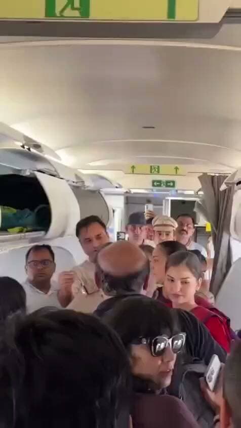 फ्लाइट से यात्री उतरे भी नहीं, दिल्ली पुलिस अभिजीत दीपके को डिटेन करने विमान के अंदर पहुंची; CISF की भूमिका पर उठे सवाल!