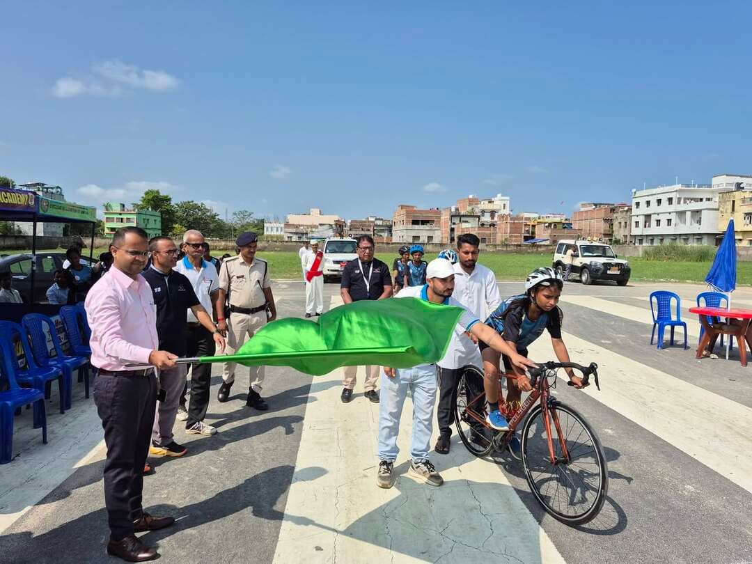 आज दिनांक 10 अक्टूबर 2026 को सुबह 8 बजे से छपरा के हवाई अड्डे में प्रमंडल स्तरीय साइक्लिंग चैंपियन शिप प्रतियोगिता का शुभारंभ जिलाधिकारी श्री वैभव श्रीवास्तव द्वारा झंडा दिखा कर विधिवत किया गया, उन्होंने कहा कि छपरा के साइक्लिंग के खिलाड़ी बहुत ही अच्छा प्रदर्शन कर रहे हैं। पिछले दिनों महिला mtb साइक्लिंग पटना में आयोजित टूर्नामेंट में सारण का नाम राष्ट्रीय स्तर पर ले गए थे साथ ही अभी प्रमंडलस्तरीय वार्षिक खेल प्रतियोगिता में शामिल होकर सारण का नाम रौशन करेंगे।इस अवसर पर जिला खेल पदाधिकारी डॉ विभा सिंह ने कहा कि सारण साइक्लिंग संघ छपरा बहुत ही बेहतर प्रदर्शन कर रहा है जिला स्तरीय वार्षिक खेल प्रतियोगिता में भी इसके खिलाड़ियों ने अच्छा प्रदर्शन कर प्रमण्डल स्तरीय साइक्लिंग चैंपियनशिप में शामिल हो कर जिला को विजेता बनाकर सारण का परचम लहराये।आज सारण के खिलाड़ी बालक और बालिका विभिन्न वर्गों में शामिल हो कर स्वर्ण,रजत और कास्य पदक जीत कर आगामी राज्य स्तरीय साइक्लिंग चैंपियन शिप प्रतियोगिता में अपनी भागीदारी सुनिश्चित किए हैं। आज के मैच में अंडर 19 बालिका वर्ग में मनीषा खातून, राजनंदनी मनीषाऔर अनीशा, 17 आयु वर्ग में स्वीटी, सुरभि रूपा और मीरा, 14आयु वर्ग में ब्यूटी , रूपाली, अंचला, गोपी ने कमशः प्रथम द्वितीय और तृतीय बिजेता बनकर सारण साइक्लिंग का नाम राज्य स्तरीय प्रतियोगिता में शामिल किया। वही बालक 19 आयु वर्ग में रंजन, आशीष, सूरज, कालू 17आयु वर्ग में आदर्श, आदित्य, आयुष, पिंटू, 14आयु वर्ग में ऋतिक, प्रवीण, नेता, प्रिंस गोल्ड, रजत और कांस्य पदक विजेता बने। इस आयोजन में सारण साइक्लिंग संघ छपरा केअध्यक्ष डॉ देव कुमार सिंह सचिव संजीव चौधरी उपाध्यक्ष राकेश सिंह z मीडिया संयुक सचिव अभिषेक सिंह शैलेन्द्र पूरी कोषाध्यक्ष ऋषिकेश जी अर्पित सिंह मीडिया आनंद वर्मा, सहित संरक्षक डॉक्टर सुरेश सिंह ने सभी खिलाड़ियों को आगे की हार्दिक शुभकामनाएं दी।