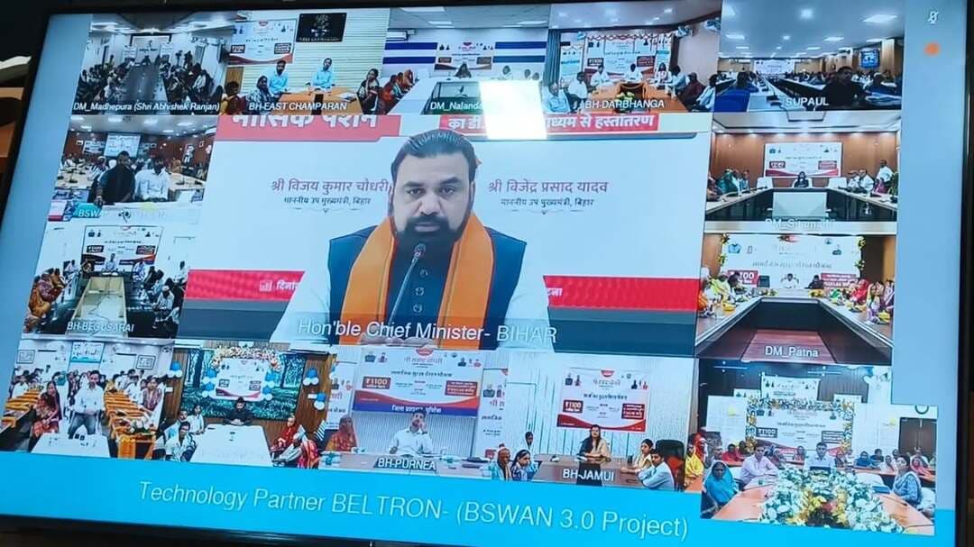 💰 सामाजिक सुरक्षा पेंशन से 1.34 लाख लाभुकों को आर्थिक संबल; ₹15.35 करोड़ की राशि खातों में अंतरित!
◆ माननीय मुख्यमंत्री, बिहार श्री सम्राट चौधरी द्वारा सामाजिक सुरक्षा पेंशन योजना के तहत सितम्बर 2026 की पेंशन राशि डीबीटी के माध्यम से अंतरित। इस अवसर पर समाहरणालय स्थित ग्राम प्लेक्स सभागार में आयोजित जिला स्तरीय कार्यक्रम में जिला पदाधिकारी, जहानाबाद श्रीमती छिरिङ वाई भूटिया ने पेंशनधारी लाभुकों के साथ सहभागिता की एवं राज्य स्तरीय कार्यक्रम का सीधा प्रसारण देखा।
✅ जहानाबाद के 1,34,373 लाभुकों को ₹15.35 करोड़ एवं राज्यभर के 1.08 करोड़ से अधिक पेंशनधारियों को ₹1,237.47 करोड़ की राशि अंतरित।
🤝 जिला पदाधिकारी ने पेंशनधारियों से आत्मीय संवाद कर उनकी समस्याएँ सुनीं एवं 5 मामलों का मौके पर त्वरित समाधान कराया।
📢 जिले के लगभग 22 हजार पेंशनधारियों का जीवन प्रमाणीकरण लंबित होने पर सभी संबंधित लाभुकों से आगामी 7 दिनों के भीतर निकटतम CSC केंद्र पर जीवन प्रमाणीकरण कराने की अपील; संबंधित पदाधिकारियों को आवश्यक सहयोग सुनिश्चित करने के निर्देश।
🌸 ‘सबका सम्मान–जीवन आसान’ — हर पात्र लाभुक तक सामाजिक सुरक्षा का लाभ पहुँचाने के लिए जिला प्रशासन प्रतिबद्ध।
#सामाजिकसुरक्षापेंशन #जीवनप्रमाणीकरण #डीबीटी #सबकासम्मानजीवनआसान
# विकसितभारत_समृद्धबिहार_आदर्शजहानाबाद