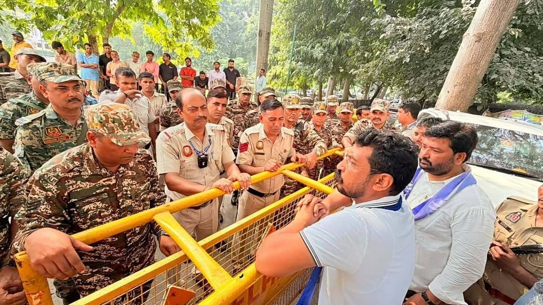 🔴 ब्रेकिंग न्यूज़ | दिल्ली
CEC के खिलाफ आंदोलन से पहले दिल्ली पुलिस ने किया डिटेन, सरकारी आवास पर कार्रवाई का दावा
दिल्ली, 10 अक्टूबर 2026। मुख्य चुनाव आयुक्त (CEC) के खिलाफ प्रस्तावित आंदोलन से पहले दिल्ली पुलिस द्वारा नॉर्थ एवेन्यू स्थित सरकारी आवास पर डिटेन किए जाने का दावा सामने आया है।
संबंधित व्यक्ति ने कहा कि मुख्य चुनाव आयुक्त की नियुक्ति प्रक्रिया में विपक्ष की पर्याप्त भागीदारी सुनिश्चित की जानी चाहिए और इसमें सुप्रीम कोर्ट की मजबूत भूमिका होनी चाहिए, ताकि चुनाव आयोग बिना किसी दबाव के स्वतंत्र एवं निष्पक्ष तरीके से काम कर सके।
उन्होंने गरीबों, कमजोरों और वंचित वर्गों के मतदान के अधिकार को लोकतंत्र की बुनियाद बताते हुए कहा कि “वोट का अधिकार बचेगा, तभी लोकतंत्र बचेगा!”
इस घटनाक्रम ने चुनाव आयोग की निष्पक्षता, मुख्य चुनाव आयुक्त की नियुक्ति प्रक्रिया और लोकतांत्रिक अधिकारों को लेकर बहस को फिर से तेज कर दिया है।
📢 City News 24 Live
जज्बा सच दिखाने का
#BreakingNews #DelhiNews #CEC #ElectionCommission #VoteRights #लोकतंत्र #मताधिकार #CityNews24Live