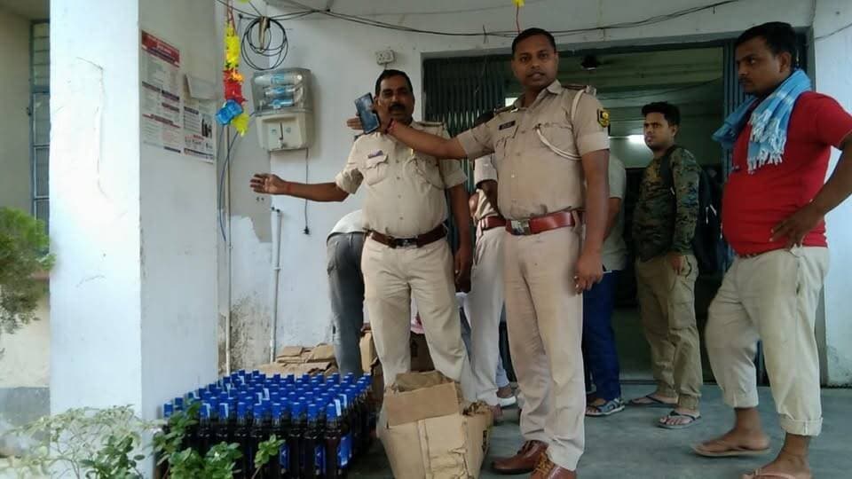 पुल के निचे छुपा कर रखा था शराब,#दलसिंहसराय थाना क्षेत्र के बम्बइया हरलाल से भारी मात्रा में विदेशी शराब बरामद....
#BREAKING #News #Dalsinghsarai