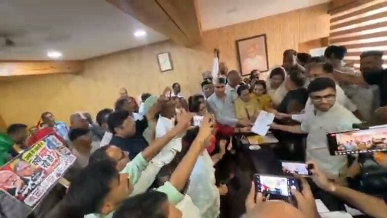 पांवटा साहिब बीजेपी युवा मोर्चा ने कल कांग्रेस प्रदेश अध्यक्ष की मौजूदगी में पांवटा एसडीएम कार्यालय की प्रशासनिक मर्यादा भंग करने के लगाए आरोप
================
पांवटा साहिब। प्रदेश कांग्रेस अध्यक्ष विनय कुमार की मौजूदगी में पांवटा साहिब में कांग्रेस कार्यकर्ताओं द्वारा किए गए प्रदर्शन और उसके बाद एसडीएम एवं आईएएस अधिकारी द्विज गोयल को ज्ञापन सौंपने के घटनाक्रम पर भाजयुमो प्रदेश कार्यकारिणी सदस्य चरणजीत चौधरी एवं भाजपा युवा मोर्चा मंडल पांवटा साहिब के अध्यक्ष संयम गुप्ता ने कड़ी प्रतिक्रिया व्यक्त की है।
उन्होंने कहा कि सामने आए वीडियो में आईएएस अधिकारी द्विज गोयल बार-बार प्रदर्शनकारियों से आराम से और शांति एवं संयम बनाए रखते हुए आगे आने का अनुरोध करते दिखाई दे रहे हैं। इसके बावजूद कार्यकर्ताओं के व्यवहार को लेकर गंभीर सवाल खड़े होते हैं। जब एक प्रशासनिक अधिकारी को बार-बार शांति बनाए रखने की अपील करनी पड़े, तो यह राजनीतिक कार्यकर्ताओं के अनुशासन और प्रशासनिक मर्यादा के प्रति उनके व्यवहार पर सवाल खड़ा करता है।
चरणजीत चौधरी एवं संयम गुप्ता ने कहा कि कांग्रेस कार्यकर्ताओं द्वारा एसडीएम कार्यालय में पार्टी के झंडे ले जाना और सरकारी परिसर में राजनीतिक गतिविधियां करना प्रशासनिक मर्यादा एवं सुरक्षा व्यवस्था को लेकर गंभीर प्रश्न खड़े करता है। आखिर सरकारी कार्यालय में राजनीतिक दल के झंडे कैसे पहुंच गए और उस समय सुरक्षा व्यवस्था क्या कर रही थी? सरकारी कार्यालयों की गरिमा बनाए रखना और वहां निर्धारित सुरक्षा नियमों का पालन सुनिश्चित करना प्रशासन की जिम्मेदारी है। इस पूरे घटनाक्रम में सुरक्षा व्यवस्था की भूमिका की समीक्षा होनी चाहिए और आवश्यक जवाबदेही तय की जानी चाहिए।
उन्होंने आगे कहा कि घटनाक्रम के दौरान आईएएस अधिकारी द्विज गोयल के झंडे को गिरने से बचाने के लिए एसडीएम को स्वयं पीछे करना पड़ा। यह दृश्य प्रशासनिक व्यवस्था और मौके पर मौजूद सुरक्षा कर्मियों की भूमिका पर सवाल उठाता है। जब अधिकारी स्वयं ऐसी स्थिति को संभाल रहे हों, तो यह जानना जरूरी है कि सुरक्षा व्यवस्था ने अपनी जिम्मेदारी किस प्रकार निभाई।
उन्होंने राष्ट्रीय ध्वज के सम्मान का मुद्दा उठाते हुए कहा कि ज्ञापन सौंपने के दौरान मेज पर रखे तिरंगे के ऊपर से हाथ बढ़ाने का दृश्य भी गंभीर सवाल खड़े करता है। राष्ट्रीय ध्वज देश की आन, बान और शान का प्रतीक है। उसके प्रति सम्मान और सावधानी बरतना प्रत्येक नागरिक का कर्तव्य है।
चरणजीत चौधरी एवं संयम गुप्ता ने कहा कि लोकतंत्र में शांतिपूर्ण प्रदर्शन करना सभी का अधिकार है, लेकिन विरोध के नाम पर प्रशासनिक मर्यादा, सरकारी कार्यालय की गरिमा और राष्ट्रीय ध्वज के सम्मान की अनदेखी नहीं होनी चाहिए। प्रदेश कांग्रेस अध्यक्ष की मौजूदगी में हुए इस घटनाक्रम को लेकर कांग्रेस नेतृत्व को भी अपनी जिम्मेदारी स्पष्ट करनी चाहिए।
उन्होंने मांग की कि प्रशासन इस पूरे घटनाक्रम का संज्ञान ले, एसडीएम कार्यालय की सुरक्षा व्यवस्था की समीक्षा करे और भविष्य में ऐसी स्थिति की पुनरावृत्ति रोकने के लिए आवश्यक कदम उठाए।
उन्होंने कहा कि राजनीतिक विरोध अपनी जगह है, लेकिन कानून, अनुशासन, प्रशासनिक सम्मान और राष्ट्रीय ध्वज की गरिमा से समझौता नहीं होना चाहिए।