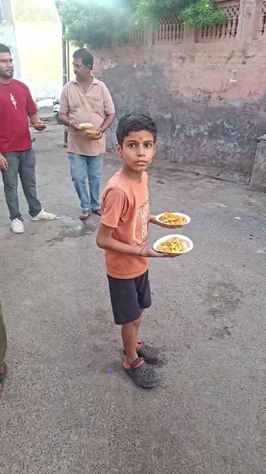करणी मित्र मंडल , बेनिसर बारी युवा सिमिति द्वारा पैदल जाने वाले भक्तो के लिए चाय पकौड़ी की सेवा।