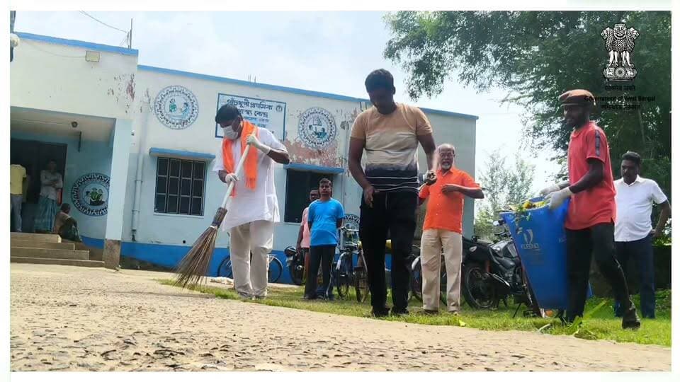 ঝাড়ু-কোদাল হাতে বিধায়ক! ডেঙ্গু রুখতে পরিচ্ছন্নতার বার্তা, বড়ঞায় ‘সেবা সংকল্প অভিযান’
#SevaSankalpAbhiyanMurshidabad #সেবাসংকল্পঅভিযানমুর্শিদাবাদ #মুর্শিদাবাদজেলাসেবারকাহানী #Mursidabaddistrictsebakikahani
#BiksitBharat2047 #বিকশিতভারত২০৪৭ #MurshidabadDistrict #murshidabadupdate #districtupdate #districtdevolopment
#BURWAN #WestBengal #পশ্চিমবঙ্গ #dmmurshidabad #cmowestbengal
#pmoindia #PMO #Following #follower #followmeonfacebook #followerseveryone #followforfollowback #followersreels #murshidabad #burwan #bangladarshan #BJPGovernment #SwachhBharat #swachhbharatmission #SwachhBharatAbhiyan