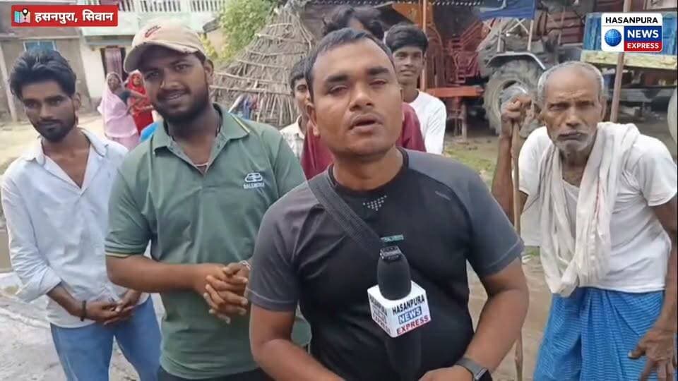 रजनपुरा पंचायत के वार्ड संख्या 12 में कीचड़मय व जर्जर सड़क से गुजरने वाले राहगीर व स्थानीय निवासी परेशान