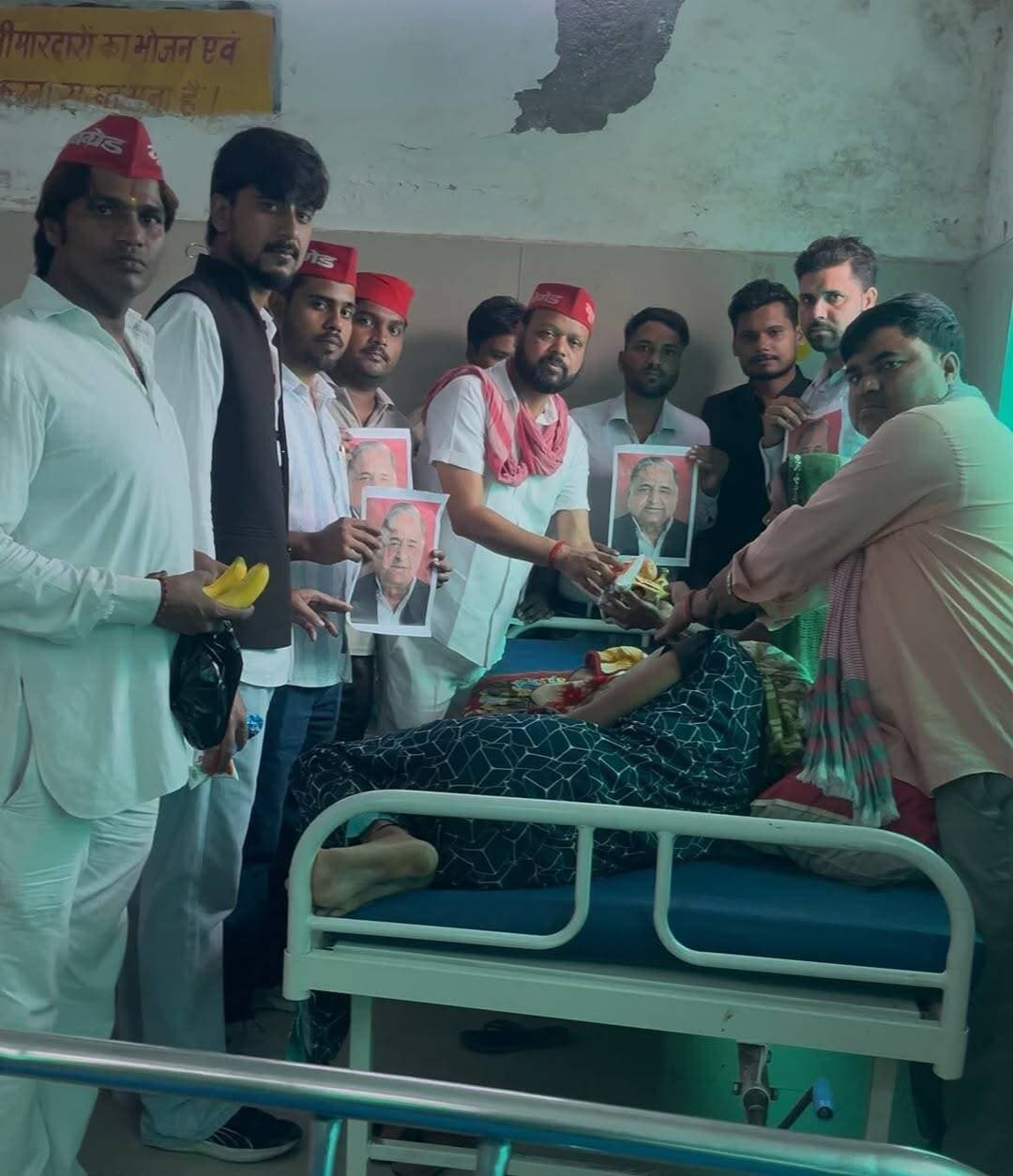 मुलायम सिंह यादव की पुण्यतिथि पर यूथ ब्रिगेड ने जिला अस्पताल में बांटे फल, दूध और बिस्किट
हरदोई। समाजवादी पार्टी के संस्थापक, पूर्व रक्षा मंत्री एवं उत्तर प्रदेश के पूर्व मुख्यमंत्री मुलायम सिंह यादव की पुण्यतिथि पर मुलायम सिंह यूथ ब्रिगेड के कार्यकर्ताओं ने जिला अस्पताल में मरीजों के बीच फल, दूध और बिस्किट का वितरण किया। प्रदेश अध्यक्ष अनीस राजा के निर्देश पर यूथ ब्रिगेड हरदोई के निवर्तमान जिलाध्यक्ष परिवेश श्रीवास्तव ‘कुक्कू’ ने अपने साथियों के साथ यह कार्यक्रम आयोजित किया।
इस अवसर पर परिवेश श्रीवास्तव ने कहा कि मुलायम सिंह यादव ने देश के रक्षा मंत्री के रूप में महत्वपूर्ण भूमिका निभाई और तीन बार उत्तर प्रदेश के मुख्यमंत्री रहे। उन्होंने डॉ. राम मनोहर लोहिया की समाजवादी विचारधारा को आगे बढ़ाया और पिछड़ों के अधिकारों के लिए संघर्ष किया।
उन्होंने कहा कि मुलायम सिंह यादव ने शहीद सैनिकों के सम्मान में महत्वपूर्ण पहल की थी। उनके कार्यकाल में शहीद सैनिकों के पार्थिव शरीर को तिरंगे में लपेटकर उनके घर तक पहुंचाने की व्यवस्था को लेकर भी ऐतिहासिक कदम उठाया गया। उन्होंने उत्तर प्रदेश में चुंगी व्यवस्था समाप्त करने को भी उनके कार्यकाल का महत्वपूर्ण निर्णय बताया।
परिवेश श्रीवास्तव ने कहा कि मुलायम सिंह यादव को मरणोपरांत देश के दूसरे सर्वोच्च नागरिक सम्मान पद्म विभूषण से सम्मानित किया गया था। उन्होंने कहा कि समाजवादी पार्टी के राष्ट्रीय अध्यक्ष एवं पूर्व मुख्यमंत्री अखिलेश यादव के नेतृत्व में कार्यकर्ता पीडीए (पिछड़ा, दलित और अल्पसंख्यक) के संदेश को जन-जन तक पहुंचाएंगे। उन्होंने वर्ष 2027 में अखिलेश यादव को मुख्यमंत्री बनाने के संकल्प को नेताजी के प्रति सच्ची श्रद्धांजलि बताया।
इस दौरान उन्होंने भाजपा सरकार पर निशाना साधते हुए कहा कि जनता अब सरकार के दावों को समझ चुकी है। उन्होंने सड़कों की खराब स्थिति, स्कूलों की स्थिति, युवाओं में बेरोजगारी और महिलाओं की सुरक्षा जैसे मुद्दों को उठाते हुए सरकार की आलोचना की। उन्होंने दावा किया कि आगामी विधानसभा चुनाव में समाजवादी पार्टी पूर्ण बहुमत की सरकार बनाएगी।
कार्यक्रम में मो. सिराज अहमद, शाहबाज खान, अमित कुमार, दिवाकर पाल, सुजीत यादव, अमित यादव शाहाबाद, धीरू यादव, अमित यदुवंशी, ओसामा इदरीसी, रितेश कुमार, अभिषेक यादव, फरहान खान, गुफरान गाजी सहित यूथ ब्रिगेड के अन्य कार्यकर्ता मौजूद रहे।