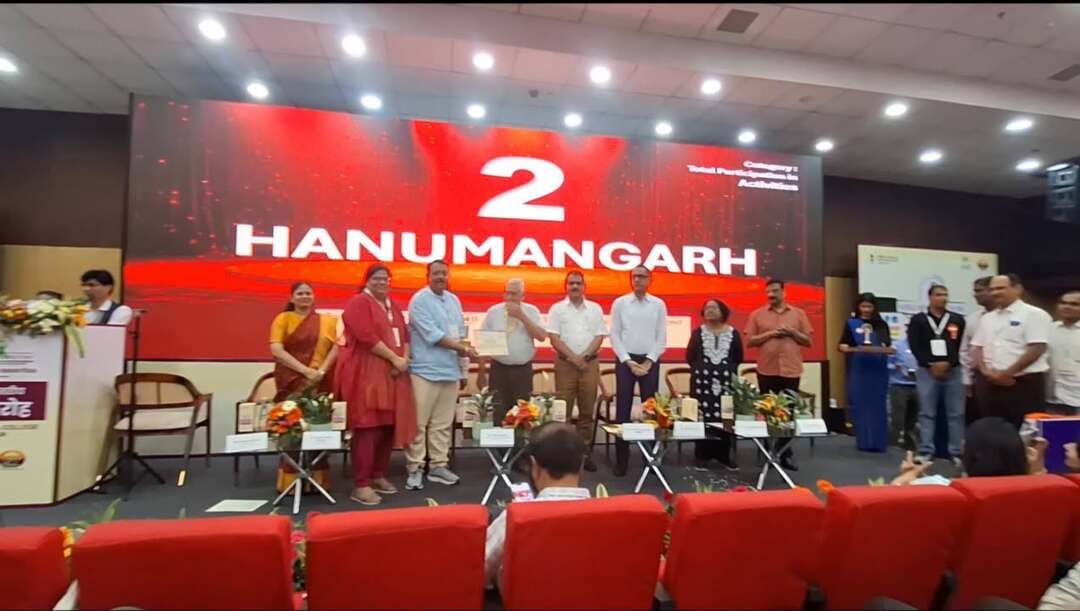 हनुमानगढ़ जिले ने मानसिक स्वास्थ्य सेवाओं में लहराया परचम: पूरे राजस्थान में हासिल किया दूसरा स्थान, राज्य स्तर पर हुआ भव्य सम्मान
#Lalbahadurbhakhar #Pilibanga #Hanumangarh
#Hanumangarh #MentalHealth #DrOPSolanki #NMHP #Jaipur #RajasthanHealth #BreakingNews #WorldMentalHealthDay #HealthUpdate #HanumangarhNews
जयपुर/हनुमानगढ़, 10 अक्टूबर:
विश्व मानसिक स्वास्थ्य दिवस के अवसर पर जयपुर में आयोजित राज्य स्तरीय समारोह में हनुमानगढ़ जिले ने अपनी उत्कृष्ट स्वास्थ्य सेवाओं और सघन जन-जागरूकता अभियानों के दम पर पूरे प्रदेश में दूसरा स्थान हासिल कर जिले का मान बढ़ाया है। 10 सितंबर से 10 अक्टूबर तक चले 'मानसिक स्वास्थ्य माह' के दौरान जिले भर में किए गए विशेष कार्यों के लिए जिला स्वास्थ्य एवं चिकित्सा टीम को राज्य स्तर पर सम्मानित किया गया।
राष्ट्रीय मानसिक स्वास्थ्य कार्यक्रम (NMHP) के जिला नोडल अधिकारी डॉ. ओ.पी. सोलंकी ने बताया कि मिशन निदेशक (NHM) जोगाराम की गरिमामयी उपस्थिति में हनुमानगढ़ की टीम को यह द्वितीय पुरस्कार सौंपा गया।
इस विशेष अभियान में जिले के वरिष्ठ अधिकारियों और सहयोगियों की अहम भूमिका रही:
डॉ. कीर्ति शेखावत (प्रिंसिपल, BYMVB मेडिकल कॉलेज): मेडिकल कॉलेज के विद्यार्थियों को तनावमुक्त वातावरण देने के लिए वर्षभर सेमिनार, वर्कशॉप और अवेयरनेस कार्यक्रमों का निरंतर सफल संचालन करवाया।
डॉ. शंकर सोनी (प्रमुख चिकित्सा अधिकारी, जिला चिकित्सालय): जिला चिकित्सालय में मानसिक स्वास्थ्य व नशा मुक्ति के लिए विशेष प्रयास किए, जिससे अस्पताल में मानसिक रोगी वार्ड को पुनः सुचारू रूप से संचालित किया जा सका।
डॉ. नवनीत शर्मा (मुख्य चिकित्सा एवं स्वास्थ्य अधिकारी): मानसिक स्वास्थ्य जागरूकता की अलख को जिले के प्रत्येक सब-सेंटर और ग्रामीण स्तर तक पहुंचाया।
NMHP टीम का रहा विशेष योगदान:
डॉ. ओ.पी. सोलंकी के निर्देशन में फील्ड पर सक्रिय रही टीम के सदस्यों—डॉ. स्नेहलता, डॉ. भाल सिंह, डॉ. रिपुदमन, डॉ. काजोल, डॉ. सुमन, श्रीमती मीनाक्षी, वार्ड असिस्टेंट (NMHP) श्री त्रिलोकेश्वर शर्मा तथा श्री सुनील जी के समर्पित प्रयासों को भी इस मौके पर विशेष रूप से सराहा गया।
कार्यक्रम में अतिरिक्त मिशन निदेशक टी. शुभमंगला, निदेशक (जन स्वास्थ्य) डॉ. रवि प्रकाश शर्मा, एसएनओ डॉ. एस. एम. स्वामी, प्रख्यात मनोचिकित्सक डॉ. शिव गौतम, डॉ. सुशील परमार और डॉ. अनिल अग्रवाल सहित चिकित्सा जगत के कई वरिष्ठ अधिकारी व विशेषज्ञ मौजूद रहे।