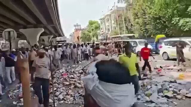 जंतर-मंतर पर CJP प्रदर्शन से पहले नगर निगम की गाड़ियों ने सड़क पर फैलाया कचरा,वीडियो वायरल
#Jantarmanatar