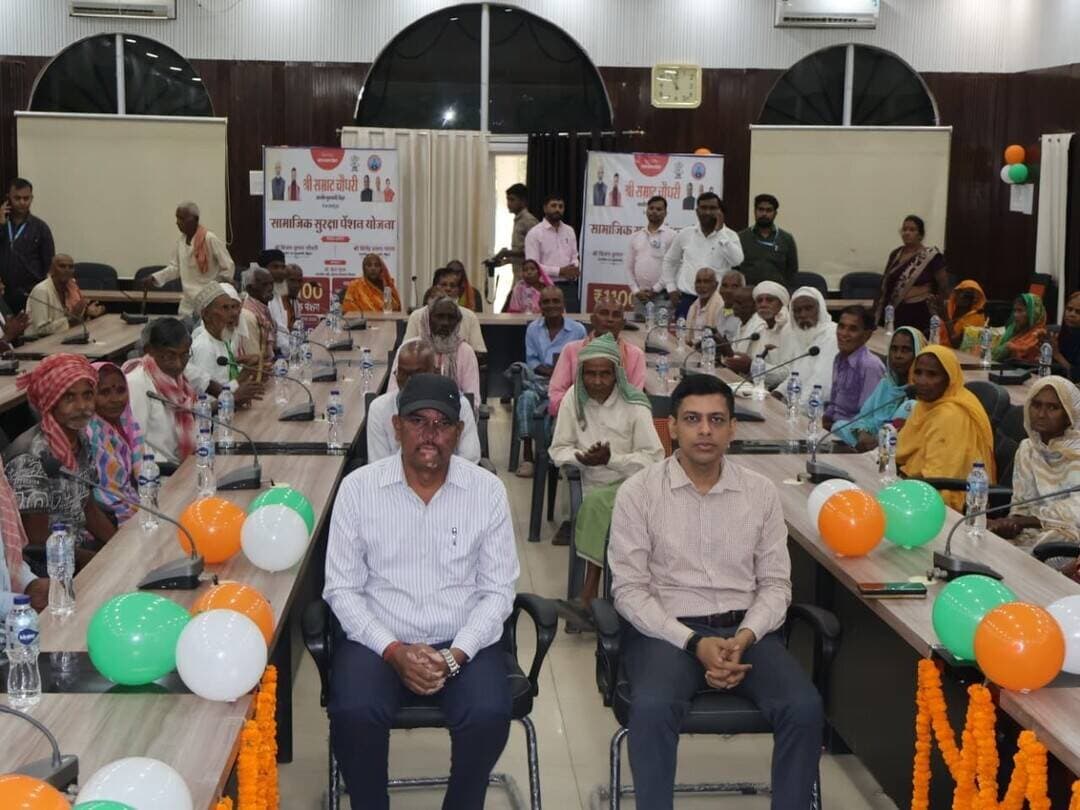 बिहार सरकार के समाज कल्याण विभाग के अंतर्गत संचालित विभिन्न सामाजिक सुरक्षा पेंशन योजनाओं के लाभार्थियों को सितंबर, 2026 माह की पेंशन राशि का अंतरण माननीय मुख्यमंत्री, बिहार द्वारा दिनांक 10 अक्टूबर 2026 को प्रत्यक्ष लाभ अंतरण (DBT) के माध्यम से किया गया।
राज्य सरकार द्वारा प्रत्येक माह की 10 तारीख को सामाजिक सुरक्षा पेंशन राशि के अंतरण का निर्देश निर्धारित है। इसी के आलोक में विभिन्न पेंशन योजनाओं के तहत लाभार्थियों को पेंशन राशि उपलब्ध कराई गई।
मुख्यमंत्री वृद्धजन पेंशन योजना के अंतर्गत 1,49,242 लाभार्थियों को 17,65,31,700 रुपये, इंदिरा गांधी राष्ट्रीय वृद्धावस्था पेंशन योजना के अंतर्गत 43,578 लाभार्थियों को 4,80,07,000 रुपये, लक्ष्मीबाई सामाजिक सुरक्षा पेंशन योजना के अंतर्गत 19,820 लाभार्थियों को 2,23,67,600 रुपये, इंदिरा गांधी राष्ट्रीय विधवा पेंशन योजना के अंतर्गत 10,459 लाभार्थियों को 1,17,44,400 रुपये, बिहार निःशक्तता पेंशन योजना के अंतर्गत 15,290 लाभार्थियों को 1,70,80,200 रुपये तथा इंदिरा गांधी राष्ट्रीय निःशक्तता पेंशन योजना के अंतर्गत 1,436 लाभार्थियों को 15,90,600 रुपये की राशि अंतरित की गई।इसके तहत छह सामाजिक सुरक्षा पेंशन योजनाओं के कुल 2,39,825 लाभार्थियों के लिए 27 करोड़ 73 लाख 21 हजार 500 रुपये की राशि अंतरित की गई।
कार्यक्रम के पश्चात जिला पदाधिकारी, बांका श्री अंशुल अग्रवाल ने उपस्थित पेंशन लाभार्थियों से संवाद किया तथा उनसे पेंशन प्राप्त होने, पेंशन की राशि मिलने में किसी प्रकार की समस्या होने और जीवन प्रमाणीकरण की स्थिति के संबंध में जानकारी प्राप्त की। उन्होंने लाभार्थियों की समस्याओं को गंभीरता से लेते हुए पेंशन से संबंधित आवश्यक प्रक्रियाओं को समय पर पूरा कराने के महत्व पर बल दिया।
जिला पदाधिकारी ने लाभार्थियों से अपील की कि वे अपने आसपास के ऐसे पात्र व्यक्तियों को सामाजिक सुरक्षा पेंशन योजनाओं के प्रति जागरूक करें, जिन्हें अभी तक पेंशन का लाभ नहीं मिल रहा है। उन्होंने कहा कि पात्र लाभुकों को योजनाओं की जानकारी देकर आवेदन करने के लिए प्रेरित किया जाए, ताकि कोई भी योग्य व्यक्ति सामाजिक सुरक्षा पेंशन के लाभ से वंचित न रहे।
इसके साथ ही जिला पदाधिकारी ने संबंधित पदाधिकारियों को निर्देश दिया कि सामाजिक सुरक्षा पेंशन योजनाओं के अंतर्गत सभी पात्र लाभार्थियों को जोड़ने के लिए व्यापक जागरूकता अभियान चलाया जाए। पात्र व्यक्तियों की पहचान कर उन्हें योजनाओं की जानकारी उपलब्ध कराई जाए तथा आवेदन एवं जीवन प्रमाणीकरण से संबंधित प्रक्रियाओं में आवश्यक सहयोग सुनिश्चित किया जाए, ताकि योग्य लाभुकों को नियमित रूप से पेंशन का लाभ प्राप्त हो सके।