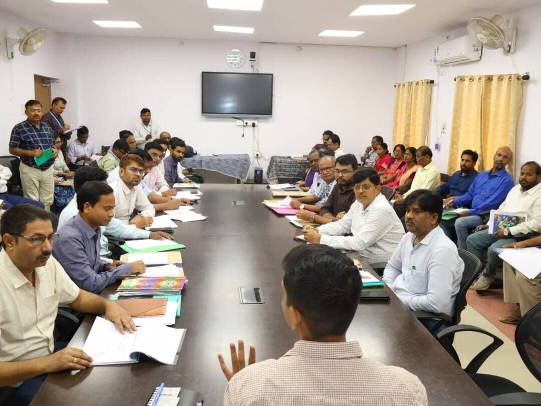 आज श्री अंशुल अग्रवाल, जिला पदाधिकारी, बांका की अध्यक्षता में कृषि टास्क फोर्स एवं आत्मा शाषी परिषद्, बांका की समीक्षात्मक बैठक मिनी सभागार, बांका आहूत की गई।
कृषि टास्क फोर्स की बैठक में नामित सभी जिला स्तरीय पदाधिकारी, प्रखंड कृषि पदाधिकारी (सभी), एवं आत्मा शाषी परिषद् की बैठक के सभी नामित सदस्य उपस्थित थे। कृषि टास्क फोर्स की बैठक में मुख्य रूप से उर्वरक की उपलब्धता, छापामारी, एग्रीस्टैक परियोजना अन्तर्गत फार्मर रजिस्ट्री एवं डिजिटल क्रॉप सर्वे की समीक्षा की गई। समीक्षा के क्रम में कार्य की प्रगति अपेक्षा के अनुरूप नहीं पाये जाने पर प्रभारी पदाधिकारी, राजस्व शाखा एवं जिला कृषि पदाधिकारी को निदेश दिया गया कि फार्मर रजिस्ट्री के कार्यों की कार्ययोजना बनाकर दैनिक स्तर पर प्रगति की समीक्षा करें। फार्मर रजिस्ट्री में अपेक्षित प्रगति नहीं पाए जाने पर जिला पदाधिकारी द्वारा प्रखंड कृषि पदाधिकारी, चांदन एवं कटोरिया से स्पष्टीकरण पूछने हेतु संबंधित पदाधिकारियों को निर्देशित किया गया।
उर्वरक की उपलब्धता एवं छापामारी पर गहरी नाराजगी व्यक्त करते हुए सभी प्रखंड कृषि पदाधिकारी को निदेश दिया गया कि माह अक्टुवर 2026 में सभी उर्वरक प्रतिष्ठानों की छापामारी करते हुए कृत कार्रवाई कर जिला कृषि पदाधिकारी को प्रतिवेदित करेंगें उन्होंने निदेश दिया कि प्रखंडस्तरीय पदाधिकारी एवं अंचल पदाधिकारियों के साथ समन्वय स्थापित कर फार्मर रजिस्ट्री की कायों में तेजी लायें।
आत्मा योजना अन्तर्गत चल रहे वर्ष 2026-27 अन्तर्गत कार्य मुख्यतः कृषक प्रशिक्षण (राज्य के अंदर व राज्य के बाहर), कृषक परिभ्रमण (राज्य के अंदर व राज्य के बाहर), क्षमता सम्बर्द्धन, किसान गोष्ठी, किसान पाठशाला में प्राप्त लक्ष्यों का शतप्रशित भौतिक व वित्तीय पूर्ण करने हेतु इसका व्यापक प्रचार-प्रसार करते हुए पूर्ण करने का निदेश दिया गया। अंत में जिला पदाधिकारी ने निदेश दिया कि कार्य में अपेक्षित प्रगति लाने के लिये स्पष्ट कार्ययोजना तैयार करते हुए प्रतिदिन का लक्ष्य निर्धारित किया जाय, तथा क्षेत्रीय कर्मियों के साथ समन्वय स्थापित कर मिशन मोड में कार्य करते हुए निर्धारित लक्ष्य को ससमय पुरा किया जाय। कार्य में लापरवाही बरतने वाले पदाधिकारियों एवं कर्मियों के विरूद्ध नियमानुसार कार्रवाई सुनिश्चित की जाय।
बैठक में अनुपस्थित रहने पर सहायक निदेशक, रसायन से स्पष्टीकरण प्राप्त करने तथा अगले आदेश तक उनका वेतन स्थगित रखने का निर्देश दिया गया।