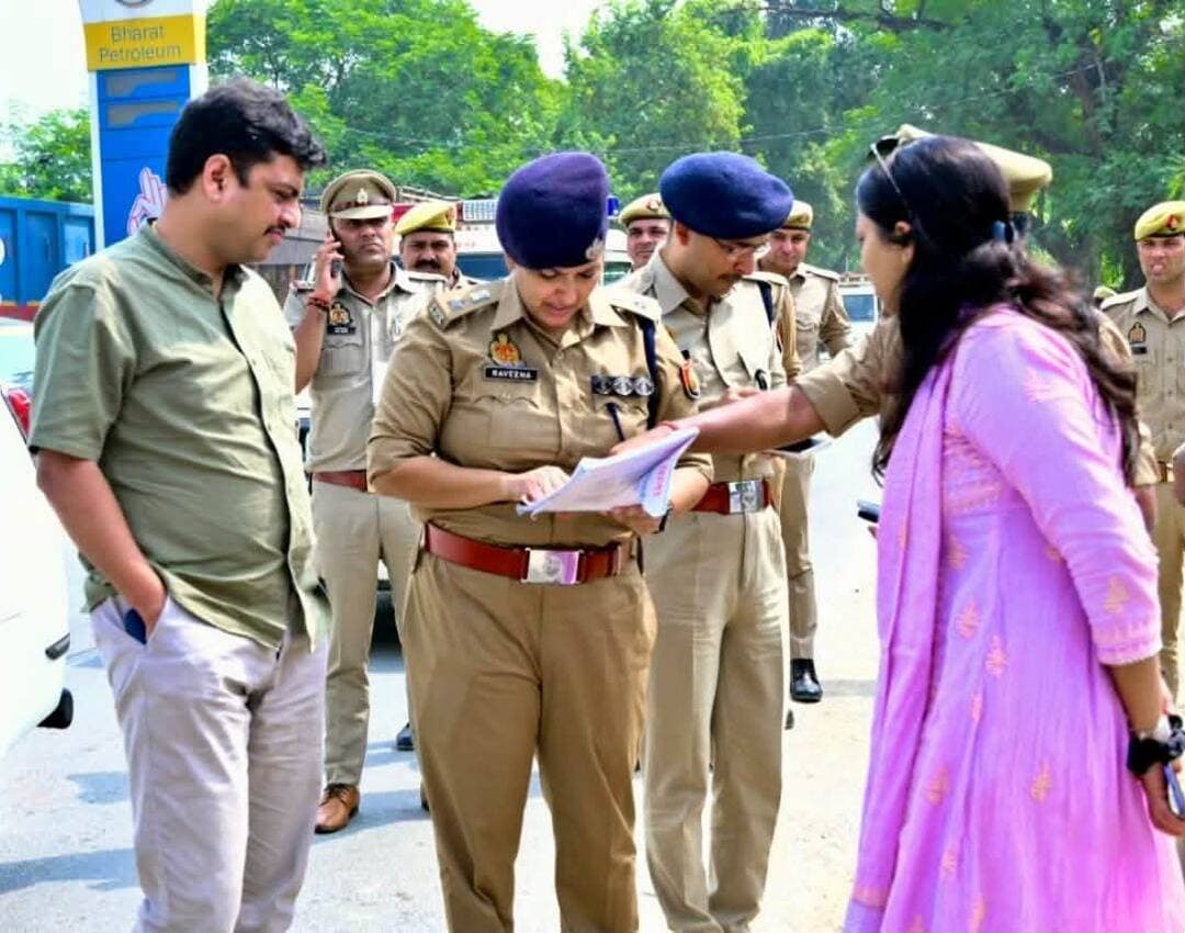 देवा मेला-2026 को लेकर डीएम ईशान प्रताप सिंह और एसपी रवीना त्यागी ने थाना देवा क्षेत्र में सुरक्षा व्यवस्था, सीसीटीवी कंट्रोल रूम, रूट डायवर्जन और पार्किंग का निरीक्षण किया।
#DevaMela2026 #barabankipolice #viralpost