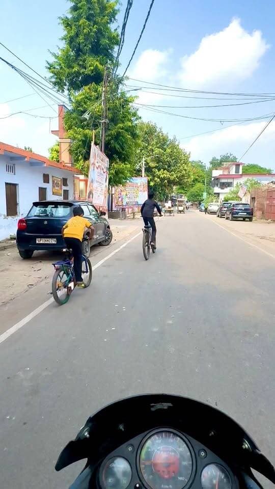 किस-किस ने बचपन में ऐसी साइकिल चलाई है? खड़े होकर, बैठकर और कैरियर पर बैठकर... 😍 अपनी यादें कमेंट में बताओ। 👍😍 #viralpost
#BachpanKiYaadein #CycleWalaBachpan #barabankiupdates