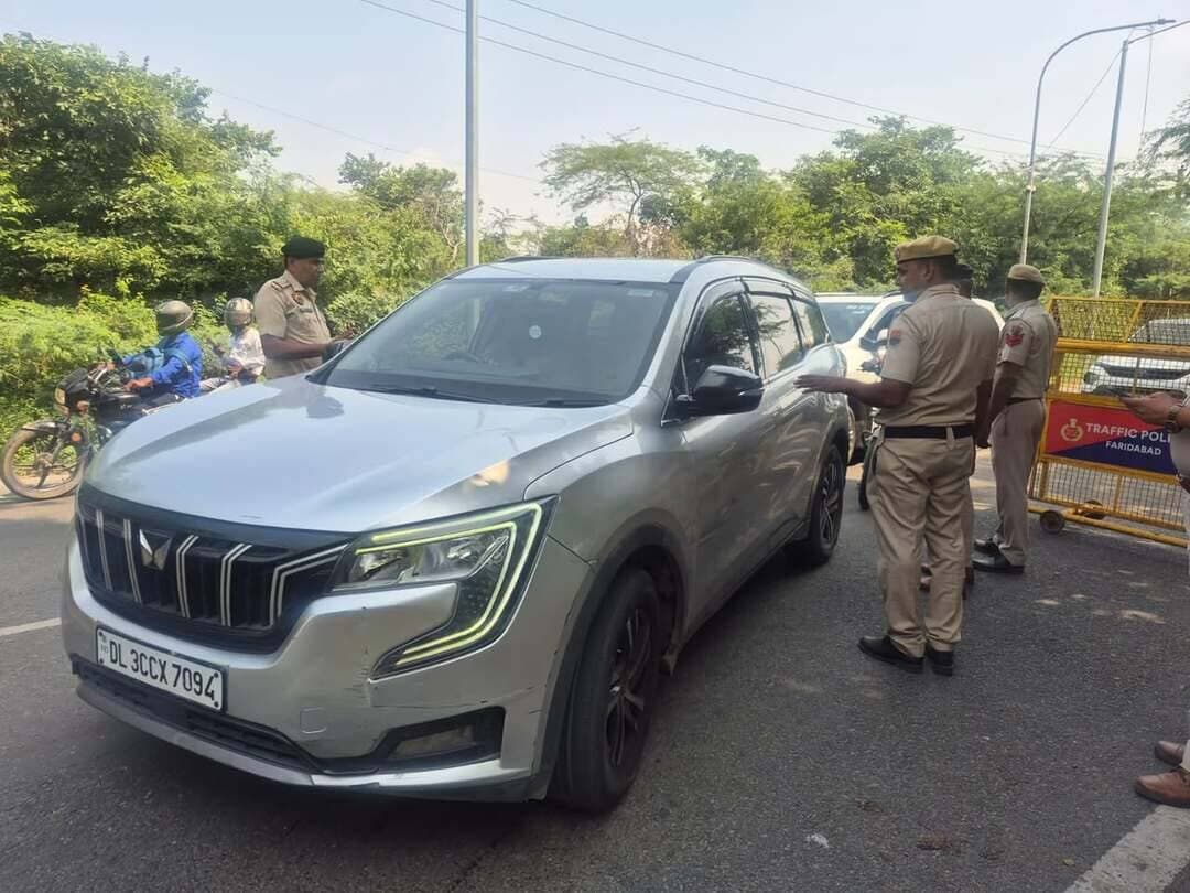 सीजेपी प्रदर्शन के मद्देनजर फरीदाबाद में सात स्थानों पर नाकाबंदी, दिल्ली बॉर्डर पर लगातार चेकिंग...
सीजेपी के प्रस्तावित प्रदर्शन के मद्देनजर फरीदाबाद पुलिस का चेकिंग अभियान लगातार जारी है। दिल्ली की सीमा से सटे सात स्थानों पर नाकाबंदी कर जांच की जा रही है। सुरक्षा व्यवस्था के तहत जिले के सभी मेट्रो स्टेशनों पर भी तीन-तीन पुलिस कर्मचारियों की ड्यूटी लगाई गई है।
पुलिस के अनुसार, प्रत्येक नाके की निगरानी सहायक पुलिस आयुक्त स्तर के अधिकारी कर रहे हैं। वहीं, निरीक्षक स्तर के अधिकारी को नाके का इंचार्ज नियुक्त किया गया है।
इन सात स्थानों पर की गई नाकाबंदी:
1. मांगर चुंगी — थाना धौज
2. शूटिंग रेंज — थाना सूरजकुंड
3. पहलादपुर पुल बॉर्डर — थाना सूरजकुंड
4. बदरपुर बॉर्डर — थाना सराय ख्वाजा
5. दुर्गा बिल्डर — थाना पल्ला
6. बसंतपुर पुस्ता रोड — थाना पल्ला
7. इस्माइलपुर रोड — थाना पल्ला
प्रदर्शन के मद्देनजर इन स्थानों पर पुलिस की तैनाती और चेकिंग लगातार जारी है।