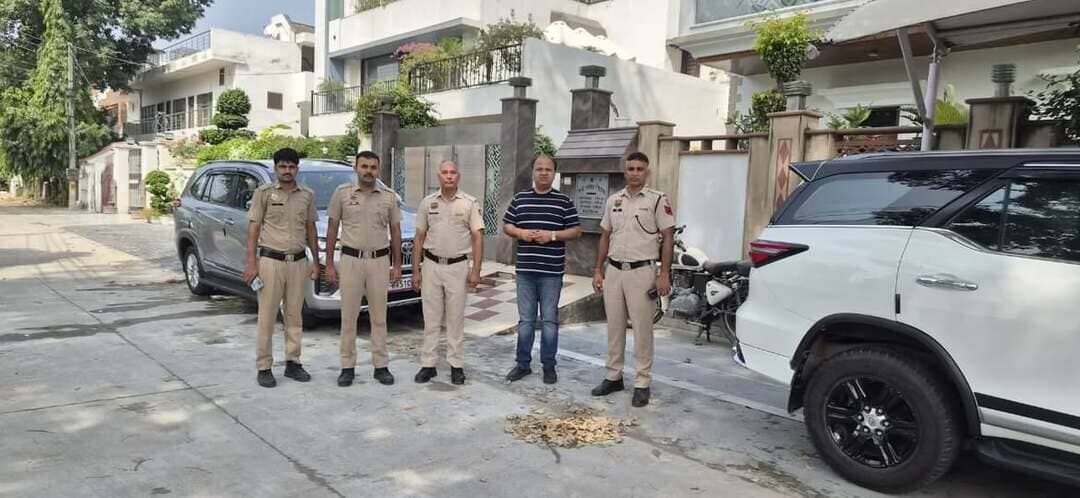 सुमित गौड़ ने लगाया सुबह सात बजे से हाउस अरेस्ट का आरोप...
हरियाणा प्रदेश कांग्रेस कमेटी के प्रवक्ता सुमित गौड़ ने आरोप लगाया है कि दिल्ली में विरोध प्रदर्शन में शामिल होने से रोकने के लिए पुलिस ने उन्हें शनिवार सुबह सात बजे से जबरन घर में नजरबंद कर रखा है।
गौड़ के अनुसार, जरूरी काम से बाहर निकलने की कोशिश करने पर भी पुलिस ने उनके साथ गाड़ी में जाने की बात कही। उन्होंने कहा कि बाहर निकलने की उनकी कोशिशें लगातार जारी रहेंगी।
इस कार्रवाई पर नाराजगी जताते हुए गौड़ ने कहा, “लोकतंत्र में सवाल पूछना और शांतिपूर्ण विरोध करना कोई अपराध नहीं है। जनता की आवाज को रोकने के बजाय उसकी बात सुनी जानी चाहिए।”
उन्होंने प्रशासन के रवैये पर सवाल उठाते हुए आरोप लगाया कि उन्हें दिल्ली जाने से रोकने के लिए घर पर पुलिस का पहरा लगाया गया है। भाजपा सरकार से जवाब मांगते हुए उन्होंने “सरफ़रोशी की तमन्ना अब हमारे दिल में है, देखना है ज़ोर कितना बाज़ु-ए-क़ातिल में है” पंक्तियों के जरिए अपना विरोध जताया।
नजरबंदी के दावे और पुलिस तैनाती के कारणों पर पुलिस अथवा प्रशासन का आधिकारिक पक्ष उपलब्ध विवरण में शामिल नहीं है।