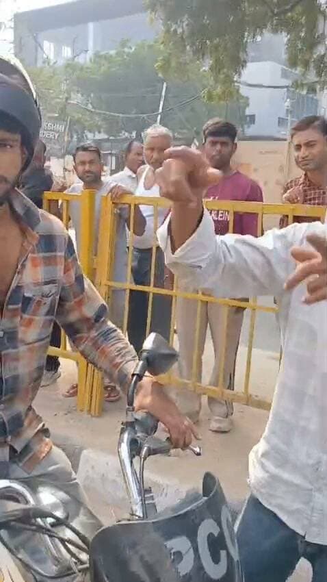मेट्रो स्टेशन के पास दुर्घटना, घायलों को एम्बुलेंस से अस्पताल भेजा...
सेक्टर-28 मेट्रो स्टेशन के सामने सड़क हादसा
#accident
#RoadSafety
#ambulance
#voiceoffaridabad
#Voiceoffreedom