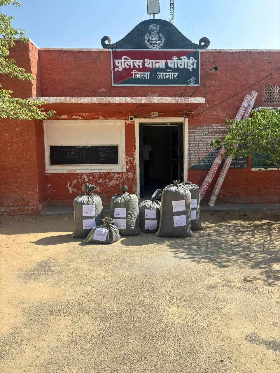 #NAGAURPOLICE
#SP Office Nagaur
*1. थाना पांचौड़ी:- श्री आशा राम चौधरी SP नागौर* के निर्देशन में *आगामी चुनावों के मध्यनजर ऑपरेशन नशा मुक्त नागौर के तहत नागौर पुलिस द्वारा लगातार कार्यवाही करते हंए लगभग 18.70 लाख रूपये कीमतन 124.565 किलोग्राम अवैध मादक पदार्थ डोडा पोस्त बरामद कर, एक आरोपी अमरसिंह को किया गिरफ्तार।* दिनांक 09.10.2026 को सरहद पांचौड़ी स्थित आरोपी के रहवासी मकान के पास बाजरे की फसल के खेत में से उक्त अवैध मादक पदार्थ डोडा पोस्त बरामद किया गया।
*2. ऑपरेशन खुशी-11:- श्री आशा राम चौधरी SP नागौर* के निर्देशन में *अभियान खुशी-11 के नागौर पुलिस द्वारा प्रभावी कार्यवाही करते हुए इंदौर से गुमसुदा नाबालिग बालिका को दस्तयाब कर, उसके परिजनों को सुपुर्द कर उनकी खुशियां लौटाई।* उक्त नाबालिग बच्ची अपनी सहेली के जन्मदिन मनाने के लिये घर से ट्रेन में बैठ गई एवं नींद आ गई जिससे वह मेड़तारोड़ रेलवे स्टेशन पर आ गई। पुलिस टीम ने कई किलोमीटर घूमकर उज्जैन एवं इंदौर में कड़ी मेहनत करते हुए गुमसुदा की पहचान की गई।
*3. थाना मूण्डवा:- श्री आशा राम चौधरी SP नागौर* के निर्देशन में *वांछित अपराधियों की धरपकड़ हेतु नागौर पुलिस द्वारा प्रभावी कार्यवाही करते हुए एनडीपीएस एक्ट के दो प्रकरणों में लम्बे समय से वांछित अवैध मादक पदार्थ सप्लायर मु.नं. 31/2024 में 02 साल 07 माह से वांछित आरोपी भैरूलाल जाट एवं मु.नं. 62/2026 में वांछित आरोपी नारायणलाल गाडरी को गिरफ्तार किया गया।*
@IgpAjmer
@PoliceRajasthan