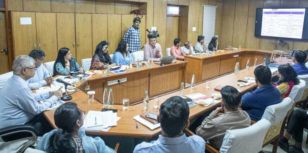 पंचायती राज चुनाव-2026 की तैयारियों को लेकर राज्य निर्वाचन आयुक्त ने ली वीसी—
नगरीय निकाय चुनाव में 10,245 पदों के मुकाबले इस बार 1.55 लाख पदों पर होंगे चुनाव, जिला निर्वाचन अधिकारियों को अधिक मुस्तैदी से तैयारी करने के निर्देश
प्रत्येक ग्राम पंचायत में जनरेटर एवं लाइटिंग की व्यवस्था सुनिश्चित करें, निर्बाध बिजली आपूर्ति और कानून-व्यवस्था पर विशेष ध्यान देने के निर्देश
जयपुर, 10 अक्टूबर।* राज्य निर्वाचन आयुक्त श्री राजेश्वर सिंह ने कहा कि नगरीय निकाय आम चुनाव-2026 में 10 हजार 245 पदों के लिए चुनाव संपन्न कराए गए थे, जबकि पंचायती राज संस्थाओं के आम चुनाव-2026 में लगभग एक लाख 55 हजार पदों पर निर्वाचन होना है। चुनाव के व्यापक स्तर और अधिक संख्या में पदों को देखते हुए सभी जिला निर्वाचन अधिकारियों को अतिरिक्त सतर्कता, बेहतर समन्वय और व्यापक तैयारियों के साथ कार्य करना होगा। उन्होंने निर्देश दिए कि सभी अधिकारी निर्वाचन से संबंधित व्यवस्थाओं को समय रहते दुरुस्त करें, ताकि चुनाव प्रक्रिया स्वतंत्र, निष्पक्ष, पारदर्शी एवं शांतिपूर्ण ढंग से संपन्न कराई जा सके।
श्री सिंह शनिवार को शासन सचिवालय स्थित राज्य निर्वाचन आयोग सभागार में पंचायती राज संस्थाओं के आम चुनाव-2026 की तैयारियों की समीक्षा के लिए आयोजित वीडियो कॉन्फ्रेंसिंग की अध्यक्षता कर रहे थे। वीसी में समस्त संभागीय आयुक्त एवं जिला निर्वाचन अधिकारी (कलेक्टर) शामिल हुए।
राज्य निर्वाचन आयुक्त ने कहा कि जिस प्रकार नगरीय निकाय आम चुनाव-2026 को सुव्यवस्थित एवं सफलतापूर्वक संपन्न कराया गया है, उसी प्रतिबद्धता और कार्यकुशलता के साथ पंचायती राज चुनाव भी संपन्न कराए जाएं। उन्होंने कहा कि चुनाव के व्यापक दायरे को देखते हुए प्रत्येक स्तर पर कार्ययोजना बनाकर उसकी नियमित समीक्षा की जाए तथा सभी तैयारियां निर्धारित समय सीमा में पूरी की जाएं।
प्रत्येक ग्राम पंचायत में जनरेटर और लाइटिंग की व्यवस्था सुनिश्चित करें
श्री सिंह ने निर्देश दिए कि प्रत्येक ग्राम पंचायत में आवश्यकतानुसार जनरेटर एवं लाइटिंग की समुचित व्यवस्था सुनिश्चित की जाए, ताकि निर्वाचन संबंधी कार्यों के दौरान बिजली आपूर्ति बाधित न हों। उन्होंने कहा कि संबंधित बिजली कंपनियों के अधिकारियों के साथ समन्वय स्थापित कर निर्वाचन अवधि में निर्बाध विद्युत आपूर्ति सुनिश्चित करने के लिए आवश्यक निर्देश जारी किए जाएं। मतदान केंद्रों एवं निर्वाचन से जुड़े अन्य महत्वपूर्ण स्थलों पर बिजली, प्रकाश और अन्य मूलभूत सुविधाओं की उपलब्धता का पहले से सत्यापन किया जाए।
कानून-व्यवस्था मजबूत रखने और संवेदनशील मतदान केंद्रों पर विशेष निगरानी के निर्देश
राज्य निर्वाचन आयुक्त ने कानून-व्यवस्था को लेकर विशेष सतर्कता बरतने के निर्देश देते हुए कहा कि संवेदनशील एवं क्रिटिकल मतदान केंद्रों की पहचान कर वहां पर्याप्त सुरक्षा व्यवस्था सुनिश्चित की जाए। जिला प्रशासन एवं पुलिस विभाग आपसी समन्वय के साथ कार्य करें तथा किसी भी संभावित स्थिति से निपटने के लिए आवश्यक तैयारी रखें। उन्होंने मतदान केंद्रों का भौतिक सत्यापन करने और वहां उपलब्ध मूलभूत सुविधाओं की समीक्षा कर कमियों को समय रहते दूर करने पर भी जोर दिया।
मतदान दलों के गठन, प्रशिक्षण और निर्वाचन सामग्री की उपलब्धता की समीक्षा
वीसी के दौरान राज्य निर्वाचन आयुक्त ने मतदान दलों के गठन एवं प्रशिक्षण, मतदान दलों के लिए परिवहन व्यवस्था, ईवीएम एवं मतपेटियों की उपलब्धता, मतपत्रों के मुद्रण एवं सुरक्षा तथा निर्वाचन सामग्री के प्रबंधन की समीक्षा की। उन्होंने निर्देश दिए कि सभी व्यवस्थाएं समयबद्ध रूप से पूरी की जाएं और निर्वाचन कार्य में लगे कार्मिकों को आवश्यक प्रशिक्षण प्रदान किया जाए।
उन्होंने दिव्यांग एवं वरिष्ठ नागरिक मतदाताओं की सुविधा के लिए आवश्यक व्यवस्थाएं करने तथा मतदान प्रक्रिया की पारदर्शिता सुनिश्चित करने के लिए निर्धारित प्रावधानों के अनुसार वीडियोग्राफी की व्यवस्था करने के निर्देश भी दिए।
उन्होंने आदर्श आचरण संहिता की पालना सुनिश्चित करने और निर्वाचन प्रक्रिया से जुड़े सभी कार्यों को निर्धारित समयसीमा के अनुसार पूरा करने के निर्देश दिए।
इससे पूर्व राज्य निर्वाचन आयोग की ओर से पंचायती राज संस्थाओं के आम चुनाव-2026 की प्रक्रिया, नियमों एवं शर्तों के संबंध में प्रस्तुतीकरण दिया गया। वीसी के दौरान राज्य निर्वाचन आयोग के सचिव श्री राजेश वर्मा सहित अन्य अधिकारीगण उपस्थित रहे।
————————