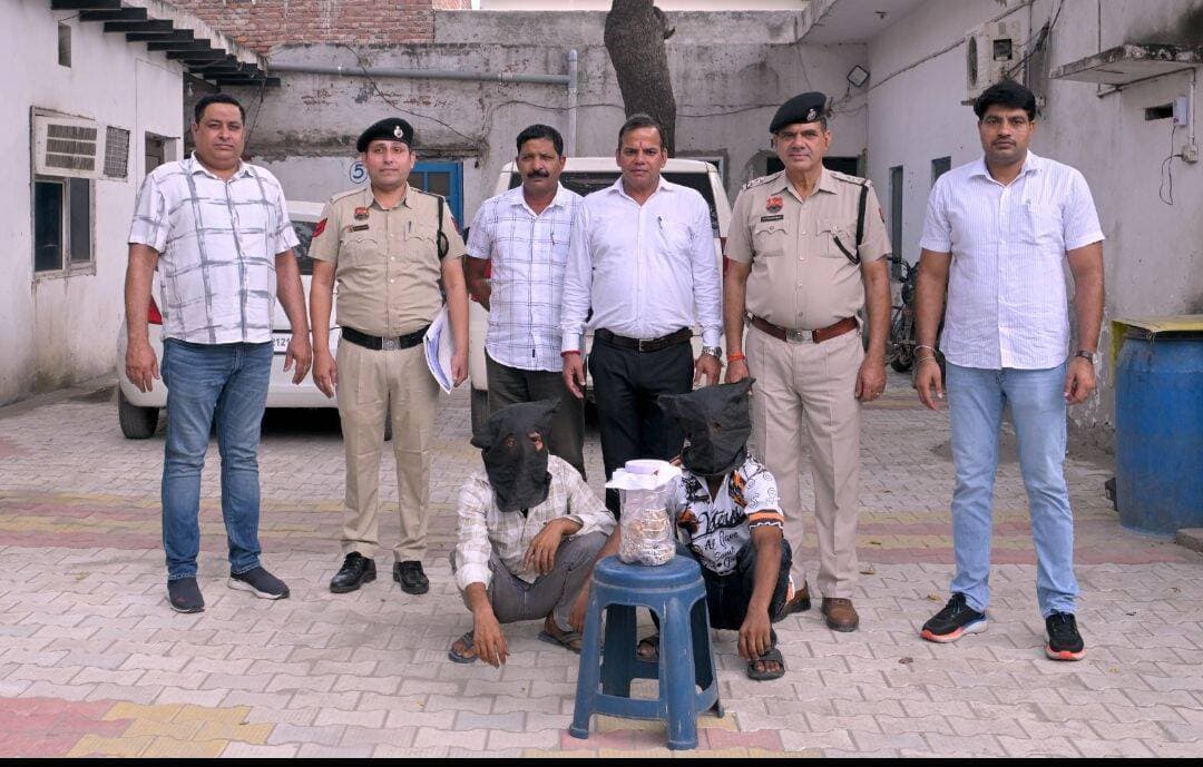 सुनार की दुकान से सोने चांदी के गहने चोरी करने वाले दो आरोपी गिरफ्तार, चोरी किए सोने चांदी के सभी गहने बरामद
पानीपत, 10 अक्तूबर। सीआईए थ्री पुलिस टीम ने सिवाह गांव में घर में बनी सुनार की दुकान से सोने चांदी के गहने चोरी करने वाले दो आरोपियों को गिरफ्तार किया। आरोपियों की पहचान दीपक पुत्र महाबीर निवासी उद्देशीपुर सोनीपत व अनुज पुत्र राजेश निवासी मच्छरौली के रूप में हुई है।
डीएसपी मुख्यालय विकास कुमार ने शनिवार को प्रेसवार्ता में बताया कि सीआईए थ्री पुलिस टीम को शुक्रवार शाम को गुप्त सूचना मिली थी कि सेक्टर-24 में उग्राखेड़ी चौक पर दो संदिग्ध युवक घूम रहे है। पुलिस टीम ने दबिश देकर दोनों युवकों को काबू किया। पूछताछ में युवकों ने अपनी पहचान दीपक पुत्र महाबीर निवासी उद्देशीपुर सोनीपत व अनुज पुत्र राजेश निवासी मच्छरौली के रूप में बताई। गहनता से पूछताछ करने पर दोनों आरोपियों ने 29/30 सितंबर की रात सिवाह गांव में सुनार की दुकान में चोरी करना स्वीकार किया। चोरी की वारदात बारे थाना औद्योगिक सेक्टर-29 में हरिकिशन पुत्र रामफल की शिकायत पर अभियोग दर्ज है।
थाना औद्योगिक सेक्टर-29 में हरिकशन पुत्र रामफल निवासी सिवाह ने शिकायत देकर बताया था कि 30 सितंबर 2026 को उसके घर में बनी सुनार की दुकान का सुबह करीब 5:30 बजे ताला खोलकर अज्ञात व्यक्ति द्वारा सारा सोना, चांदी व आर्टिफिशियल सामान की चोरी कर ली गई। अज्ञात व्यक्ति के खिलाफ कार्यवाही की जाए। हरिकिशन की शिकायत पर थाना औद्योगिक सेक्टर-29 में चोरी का मामला दर्ज किया गया था।
डीएसपी मुख्यालय विकास कुमार ने बताया कि प्रारंभिक पूछताछ में आरोपियों ने बताया वह दोनों रिश्तेदार है। आरोपी दीपक की बहन सिवाह गांव में शादीशुदा है। दीपक सिवाह गांव में हरिकिशन की सुनार की दुकान में 2-3 बार गहने खरीदने के बहाने रैकी करके गया था। दीपक व अनुज तथा इनके एक अन्य साथी ने मिलकर 29/30 सितंबर की रात दुकान का ताला तोड़कर सोने चांदी के गहने चोरी किए। दुकान से सोने के 2 लॉकेट, 2 माथे के टिके, 2 जोड़ी कानो के बाले, 2 अंगूठी, 1 ओम, 1 चैन, 1 मंगलशुत्र और चांदी के 22 गले की चैन, 10 जोड़ी कुंडल, 22 जोड़ी पाजेब, 2 जोड़ी पैरो के कड़े, 1 जोड़ी जस्तबंद, 2 सेट हार पॉलिस वाले, 47 लॉकेट, 75 अंगूठी व 67 जोड़ी पैर की चुटकी चोरी की थी।
पुलिस ने आरोपियों के कब्जे से चोरी किए उक्त सभी गहने बरामद कर लिए है। पूछताछ में आरोपियों ने पुलिस को बताया वे दोनों चोरी के गहनता को चोरी की बाइक पर सवार होकर यूपी में बेचने के लिए जा रहे थे। बाइक सेक्टर-24 में खराब हो गई। बाइक को वही खड़ी कर वे दोनों किसी अन्य वाहन की तलाश में थे। आरोपियों की निशानदेही पर चोरी की स्पलेंडर बाइक बरामद की गई। आरोपियों ने स्पलेंडर बाइक अप्रैल महिने में उझां गांव में पशु अस्पताल के पास से चोरी की थी।
आरोपियो ने पूछताछ में सिवाह गांव में करीब डेढ़ महिना पहले एक और चोरी करने की वारदात को अंजाम देना स्वीकार किया। आरोपी दीपक पर पहले भी मारपीट व चोरी के 8 मामले और आरोपी अनुज पर स्नेचिंग के 3 मामले दर्ज है।
पुलिस ने आरोपियों के कब्जे से चोरीशुदा गहने सोने के 2 लॉकेट, 2 माथे के टिके, 2 जोड़ी कानो के बाले, 2 अंगूठी, 1 ओम, 1 चैन, 1 मंगलशुत्र और चांदी के 22 गले की चैन, 10 जोड़ी कुंडल, 22 जोड़ी पाजेब, 2 जोड़ी पैरो के कड़े, 1 जोड़ी जस्तबंद, 2 सेट हार पॉलिस वाले, 47 लॉकेट, 75 अंगूठी व 67 जोड़ी पैर की चुटकी बरामद कर शनिवार को दोनों आरोपियों को माननीय न्यायालय में पेश किया जहा से उन्हें न्यायिक हिरासत जेल भेजा गया।