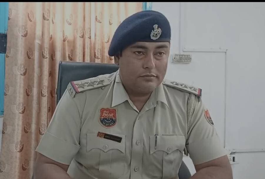 ट्रैफिक थाना इंचार्ज
विषय: डीजे संचालकों द्वारा ध्वनि प्रदूषण एवं यातायात नियमों की पालना सुनिश्चित करने के संबंध में।
पानीपत पुलिस द्वारा सभी डीजे संचालकों, मैरिज पैलेस संचालकों एवं कार्यक्रम आयोजकों को निर्देशित किया जाता है कि वे डीजे, लाउडस्पीकर एवं ध्वनि विस्तारक यंत्रों का संचालन निर्धारित कानूनी प्रावधानों, प्रशासनिक निर्देशों तथा ध्वनि प्रदूषण संबंधी नियमों के अनुरूप सुनिश्चित करें।
डीजे एवं ध्वनि विस्तारक यंत्रों के अनियंत्रित एवं निर्धारित मानकों से अधिक ध्वनि स्तर पर संचालन से आमजन को असुविधा होती है तथा सार्वजनिक शांति एवं कानून-व्यवस्था प्रभावित होने की आशंका रहती है। इसके अतिरिक्त, डीजे वाहनों के कारण सड़कों पर यातायात बाधित होने की स्थिति भी उत्पन्न हो सकती है।
इस संबंध में सभी संबंधित व्यक्तियों को निम्नलिखित निर्देशों की दृढ़ता से पालना सुनिश्चित करने के निर्देश दिए जाते हैं:
1. डीजे एवं लाउडस्पीकर का संचालन निर्धारित समय-सीमा एवं लागू नियमों के अनुरूप ही किया जाए।
2. ध्वनि का स्तर निर्धारित मानकों के भीतर रखा जाए तथा सक्षम प्राधिकारी की अनुमति एवं लागू प्रतिबंधों का पूर्ण अनुपालन सुनिश्चित किया जाए।
3. अस्पतालों, शिक्षण संस्थानों, न्यायालयों एवं अन्य अधिसूचित शांत क्षेत्रों के आसपास लागू ध्वनि संबंधी प्रतिबंधों की विशेष रूप से पालना की जाए।
4. डीजे वाहनों को इस प्रकार संचालित अथवा पार्क न किया जाए, जिससे सड़क पर यातायात बाधित हो या आमजन को आवागमन में असुविधा का सामना करना पड़े।
5. किसी भी सार्वजनिक कार्यक्रम के आयोजन से पूर्व आवश्यक अनुमतियां प्राप्त की जाएं तथा संबंधित प्रशासन द्वारा जारी दिशा-निर्देशों का पालन किया जाए।
पानीपत पुलिस द्वारा स्पष्ट किया जाता है कि उपरोक्त नियमों एवं निर्देशों का उल्लंघन पाए जाने पर संबंधित व्यक्तियों के विरुद्ध प्रचलित कानून के तहत नियमानुसार वैधानिक कार्रवाई अमल में लाई जाएगी।
पानीपत पुलिस आमजन एवं डीजे संचालकों से अपील करती है कि वे कानून का पालन करते हुए सार्वजनिक शांति, ध्वनि प्रदूषण नियंत्रण एवं सुचारु यातायात व्यवस्था बनाए रखने में पुलिस प्रशासन का सहयोग करें।
जनहित में जारी।
पानीपत पुलिस