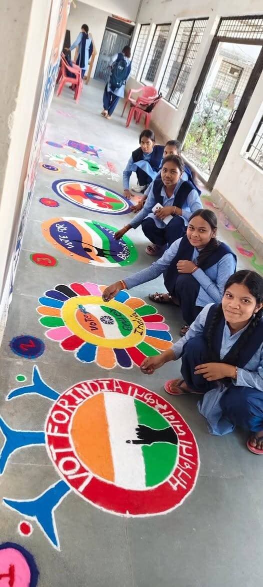 कन्या महाविद्यालय में ई.एल.सी. कैंप आयोजित
छात्राओं को दिलाई अनिवार्य मतदान की शपथ
शासकीय जगन्नाथ मुन्नालाल चौधरी कन्या महाविद्यालय मंडला में निर्वाचन आयोग के निर्देशानुसार 9 अक्टूबर 2026 को निर्वाचन साक्षरता क्लब द्वारा विशेष ई.एल.सी. कैंप का आयोजन किया गया। प्राचार्य डॉ. एस.पी. धूमकेती के मार्गदर्शन में आयोजित शिविर का उद्देश्य छात्राओं को निर्वाचन प्रक्रिया, मताधिकार और लोकतंत्र में नागरिकों की भागीदारी के प्रति जागरूक करना था।
ई.एल.सी. कॉर्डिनेटर डॉ. अंजली पण्ड्या द्वारा पात्र छात्राओं के ऑनलाइन प्ररूप-6 भरवाने की प्रक्रिया संपन्न कराई गई। प्राचार्य डॉ. धूमकेती ने कहा कि मतदान प्रत्येक नागरिक का नैतिक कर्तव्य है। उन्होंने छात्राओं से निर्धारित आयु पूर्ण होने पर मतदाता सूची में अपना नाम दर्ज कराने और प्रत्येक चुनाव में अनिवार्य रूप से मतदान करने का आह्वान किया। जिला स्तरीय मास्टर ट्रेनर डॉ. रोहितास ने निर्वाचन प्रक्रिया एवं लोकतंत्र के महत्व की जानकारी दी। वहीं, डॉ. अंजली पण्ड्या ने निष्पक्ष और नैतिक मतदान को सशक्त लोकतंत्र का आधार बताया।
शिविर में जिला निर्वाचन कार्यालय की स्वीप शाखा से श्री संजय श्रीवास्तव, सहायक प्रोग्रामर श्री आदित्य सिंधिया तथा डेटा एंट्री ऑपरेटर श्री धनेश्वर नंदा उपस्थित रहे। छात्राओं ने मतदाता जागरूकता के अंतर्गत निबंध, चित्रकला और रंगोली जैसी प्रतियोगिताओं में उत्साहपूर्वक भाग लिया। कार्यक्रम में छात्राओं को मतदान के प्रति जागरूक रहने तथा लोकतांत्रिक प्रक्रिया में सक्रिय भागीदारी निभाने के लिए प्रेरित किया गया।
Jansampark Madhya Pradesh
CM Madhya Pradesh
#mandla