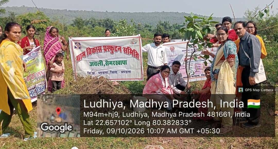 सेवा संकल्प अभियान अंतर्गत वृहद पौधारोपण कर दिया पर्यावरण संरक्षण का संदेश
कलेक्टर श्री राहुल नामदेव धोटे एवं सीईओ जिला पंचायत श्री शाश्वत सिंह मीना के कुशल मार्गदर्शन में जिला समन्वयक श्री सुशील बर्मन के नेतृत्व में म.प्र.जन अभियान परिषद् द्वारा चयनित नवांकुर संस्था आदिवासी बैगा विकास समिति एवं धेनु बाड़ी गौरक्षण समिति सेमरखापा के संयुक्त तत्वावधान में सेवा संकल्प अभियान सेवा मेरा योगदान के तहत वृहद पौधारोपण कार्यक्रम धेनु बाड़ी गौशाला प्रांगण में रखा गया।
इस अवसर पर विकासखण्ड समन्वयक श्री संतोष कुमार झारिया ने पर्यावरण संरक्षण पर प्रकाश डालते हुए कहा कि प्रधानमंत्री श्री नरेंद्र मोदी के 25 वर्षों के निरंतर सार्वजनिक जीवन और जनसेवा से प्रेरणा लेकर सेवा, समर्पण और राष्ट्र निर्माण की भावना को आगे बढ़ाने के लिए चलाया जा रहा है। इस अभियान के तहत पर्यावरण संरक्षण और हरित भारत के संकल्प को पूरा करने के लिए विभिन्न स्थानों पर वृहद पौधारोपण कार्यक्रम आयोजित किए जा रहे हैं। इस पुनीत कार्य में परामर्शदाता, ग्राम विकास प्रस्फुटन समिति के पदाधिकारीगण एवं बीएसडब्ल्यू एमएसडब्ल्यू के छात्र-छात्राओं तथा ग्रामीण जनों की उपस्थिति रही।
#सेवा_संकल्प_अभियान #SevaSankalpAbhiyan
Jansampark Madhya Pradesh
CM Madhya Pradesh
#mandla