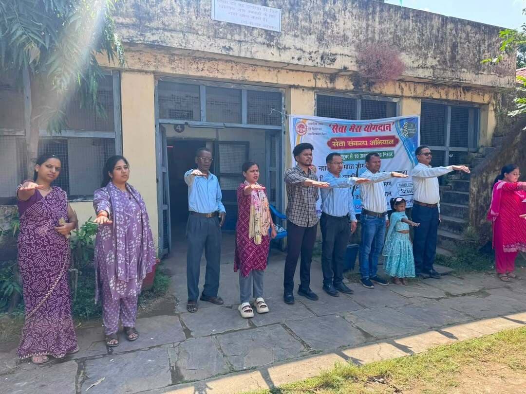 सेवा मेरा योगदान अभियान के तहत नशामुक्ति एवं विभागीय योजनाओं की दी जानकारी
सामाजिक न्याय संचालनालय म.प्र. शासन के निर्देशानुसार जिले में 02 से 10 अक्टूबर तक सेवा मेरा योगदान (सेवा संकल्प अभियान) अंतर्गत विविध कार्यक्रम आयोजित किए जा रहे हैं।
इसी क्रम में जगन्नाथ मुन्नालाल चौधरी महिला महाविद्यालय (शासकीय गर्ल्स कॉलेज) मंडला में प्राचार्य सुदामा सिंह की अध्यक्षता में कार्यक्रम हुआ। सामाजिक न्याय विभाग के अजीत सिंह मरावी ने विभागीय योजनाओं, वरिष्ठ नागरिक गृह/वृद्धाश्रम भ्रमण एवं जनजागरूकता पर जानकारी दी। वरिष्ठ अध्यापिका अंजलि पंडिया एवं डी.के. रोहिताश ने नशा मुक्त भारत अभियान पर व्याख्यान दिया।
इसी तरह शास. उच्चतर माध्यमिक शाला महाराजपुर, शास. महाविद्यालय अंजनिया में प्राचार्य डॉ. नवीन हरदहा, एनएसएस डॉ. सुरेंद्र कुमार, डॉ. राजकुमार सिंगौर तथा शास. महाविद्यालय बम्हनी बंजर में प्राचार्य डॉ. करुणा नेमा, डॉ. रियंका पटेल, डॉ. रंजीत बलेकर, डॉ. कुंती बाराते, डॉ. विवेक जायसवाल द्वारा छात्र-छात्राओं को विभागीय योजनाओं एवं नशामुक्ति के प्रति जागरूक कर प्रशस्ति पत्र देकर सम्मानित किया गया।
Jansampark Madhya Pradesh
CM Madhya Pradesh
#mandla
#SevaSankalpAbhiyan