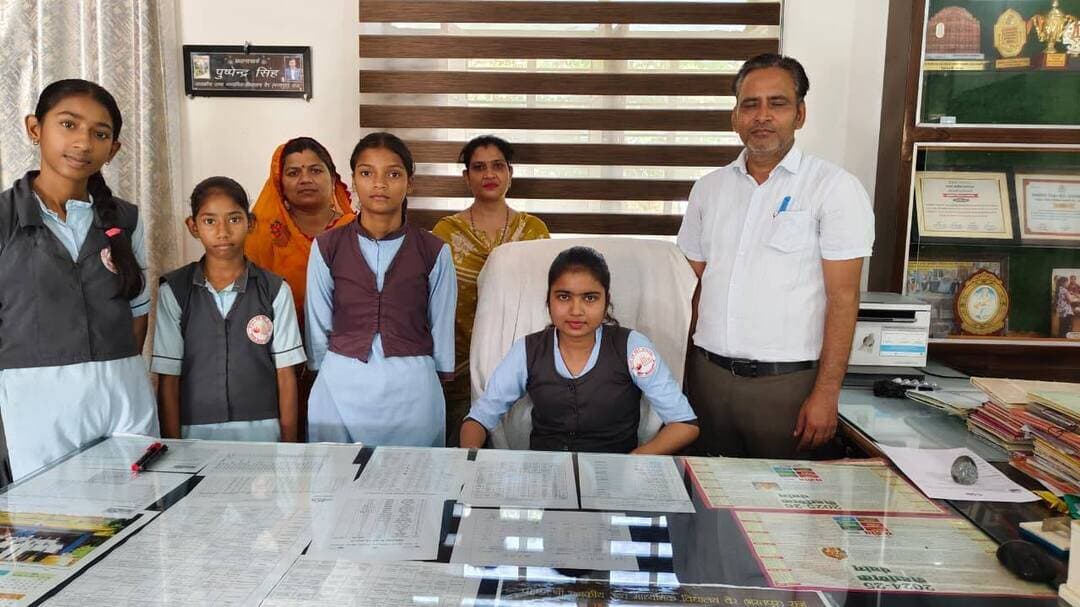 पीएम श्री विद्यालय वैर में बालिकाओं ने एक दिन संभाली विद्यालय संचालन की कमान
छात्रा वंशिका बनीं प्रधानाचार्य, प्रतिज्ञा ने निभाई उपप्रधानाचार्य की भूमिका; 12 बालिकाओं को जिला स्तर पर किया सम्मानित
वैर (भरतपुर)। पीएम श्री राजकीय उच्च माध्यमिक विद्यालय वैर में अंतरराष्ट्रीय बालिका दिवस उत्साह के साथ मनाया गया। इस अवसर पर विद्यालय में नवाचारपूर्ण गतिविधियों का आयोजन किया गया, जिसमें बालिकाओं ने एक दिन के लिए विद्यालय संचालन की जिम्मेदारी संभाली। छात्राओं ने प्रधानाचार्य, उपप्रधानाचार्य और शिक्षक की भूमिका निभाकर नेतृत्व क्षमता, आत्मविश्वास और निर्णय लेने की योग्यता का परिचय दिया।
कार्यक्रम के दौरान छात्रा वंशिका ने प्रधानाचार्य तथा प्रतिज्ञा ने उपप्रधानाचार्य की भूमिका निभाई। वहीं, अन्य छात्राओं ने शिक्षक बनकर विभिन्न कक्षाओं में अध्यापन कार्य करवाया। इस गतिविधि के माध्यम से बालिकाओं को विद्यालय की व्यवस्थाओं को समझने, जिम्मेदारियों का निर्वहन करने और नेतृत्व कौशल विकसित करने का अवसर मिला।
विद्यालय में आयोजित ‘मेरे सपनों की दीवार’ गतिविधि के दौरान बालिकाओं ने अपने सपनों, भविष्य के लक्ष्यों और आकांक्षाओं को साझा किया। इस गतिविधि के माध्यम से छात्राओं को अपने लक्ष्य निर्धारित करने और उन्हें हासिल करने के लिए प्रेरित किया गया।
कार्यक्रम का एक महत्वपूर्ण हिस्सा छात्राओं की ओर से प्रधानाचार्य को सौंपा गया खुला पत्र रहा। इसमें छात्राओं ने विद्यालय की व्यवस्थाओं में सुधार को लेकर अपने सुझाव प्रस्तुत किए। बालिकाओं ने विद्यालय में साफ-सफाई की बेहतर व्यवस्था, मध्यान्ह भोजन की गुणवत्ता तथा खेलकूद सुविधाओं में सुधार की मांग उठाई। इस पहल के माध्यम से छात्राओं ने विद्यालय के विकास में अपनी भागीदारी और जिम्मेदारी का परिचय दिया।
इस अवसर पर पीएम श्री विद्यालय वैर की 12 बालिकाओं को जिला स्तर पर सम्मानित भी किया गया। कार्यक्रम का उद्देश्य बालिकाओं में आत्मविश्वास, नेतृत्व क्षमता और अपने अधिकारों के प्रति जागरूकता बढ़ाने के साथ उन्हें शिक्षा, खेल और सामाजिक जीवन में आगे बढ़ने के लिए प्रोत्साहित करना रहा।