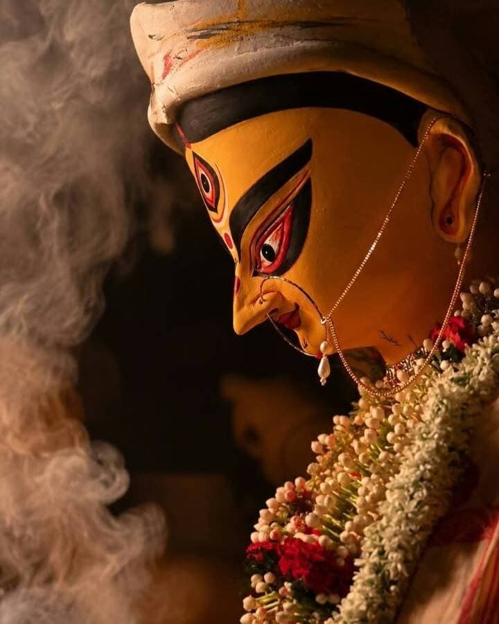 đą āĻĒā§āĻāĻžāĻĒāĻžāϰā§āĻŦāĻŖ | āĻĻā§āĻŦā§ āĻĻā§āϰā§āĻāĻžāϰ āĻĒāĻžāĻļāĻžāĻĒāĻžāĻļāĻŋ āĻā§āύ āĻĒā§āĻā§ āĻāϰāĻž āĻšāϝāĻŧ āϏāĻŋāĻāĻšā§āϰ? āĻāĻžāύā§āύ āĻŽāĻšāĻŋāώāĻžāϏā§āϰāĻŽāϰā§āĻĻāĻŋāύā§āϰ āĻŦāĻžāĻšāύā§āϰ āĻĒā§āϰāĻžāĻŖāĻŋāĻ āϰāĻšāϏā§āϝ! đĻ
đē āĻĻā§āϰā§āĻāĻžāĻĒā§āĻā§ āĻŽāĻžāύā§āĻ āĻĻā§āĻŦā§ āĻĻā§āϰā§āĻāĻžāϰ āĻāϰāĻžāϧāύāĻžāĨ¤ āĻāĻŋāύā§āϤ⧠āĻĻā§āĻŦā§āϰ āĻŦāĻžāĻšāύ āϏāĻŋāĻāĻšāĻā§ āĻāĻŋāϰā§āĻ āϰāϝāĻŧā§āĻā§ āĻāĻāĻžāϧāĻŋāĻ āĻĒā§āϰāĻžāĻŖāĻŋāĻ āĻāĻžāĻšāĻŋāύāĻŋ āĻ āϧāϰā§āĻŽā§āϝāĻŧ āĻŦāĻŋāĻļā§āĻŦāĻžāϏāĨ¤
āĻĻā§āĻŦā§ āĻĻā§āϰā§āĻāĻžāϰ āĻĻāĻļāĻā§āĻāĻž āϰāĻŖāϰāĻā§āĻāĻŋāύ⧠āϰā§āĻĒā§āϰ āϏāĻā§āĻā§ āĻ
āĻŦāĻŋāĻā§āĻā§āĻĻā§āϝāĻāĻžāĻŦā§ āĻāĻĄāĻŧāĻŋāϝāĻŧā§ āϰāϝāĻŧā§āĻā§ āϤāĻžāĻāϰ āĻŦāĻžāĻšāύ āϏāĻŋāĻāĻšāĨ¤ āĻŽāĻšāĻŋāώāĻžāϏā§āϰā§āϰ āĻŦāĻŋāϰā§āĻĻā§āϧ⧠āĻĻā§āĻŦā§āϰ āϝā§āĻĻā§āϧā§āϰ āĻāĻŋāϤā§āϰ⧠āϏāĻŋāĻāĻš āĻā§āĻŦāϞ āĻāĻāĻāĻŋ āĻŦāĻžāĻšāύ āύāϝāĻŧ, āĻŦāϰāĻ āĻļāĻā§āϤāĻŋ, āϏāĻžāĻšāϏ āĻ āĻ
āĻļā§āĻ āĻļāĻā§āϤāĻŋāϰ āĻŦāĻŋāϰā§āĻĻā§āϧ⧠āĻĒā§āϰāϤāĻŋāϰā§āϧā§āϰ āĻĒā§āϰāϤā§āĻāĨ¤
đ āĻĒā§āϰāĻžāĻŖā§ āĻā§ āĻŦāϞāĻž āĻšāϝāĻŧā§āĻā§?
āĻšāĻŋāύā§āĻĻā§ āĻĒā§āϰāĻžāĻŖāĻŋāĻ āĻāĻžāĻšāĻŋāύāĻŋ āĻ
āύā§āϏāĻžāϰā§, āĻĻā§āĻŦā§ āĻĻā§āϰā§āĻāĻžāϰ āĻŦāĻžāĻšāύ āĻšāĻŋāϏā§āĻŦā§ āϏāĻŋāĻāĻšā§āϰ āĻŦāĻŋāĻļā§āώ āĻā§āϰā§āϤā§āĻŦ āϰāϝāĻŧā§āĻā§āĨ¤ āĻŦāĻŋāĻāĻŋāύā§āύ āϧāϰā§āĻŽā§āϝāĻŧ āĻŦā§āϝāĻžāĻā§āϝāĻžāϝāĻŧ āϏāĻŋāĻāĻšāĻā§ āĻĻā§āĻŦā§āϰ āĻļāĻā§āϤāĻŋ, āĻŦā§āϰāϤā§āĻŦ āĻ āĻ
āĻĒā§āϰāϤāĻŋāϰā§āϧā§āϝ āĻā§āώāĻŽāϤāĻžāϰ āĻĒā§āϰāϤā§āĻ āĻšāĻŋāϏā§āĻŦā§ āĻĻā§āĻāĻž āĻšāϝāĻŧāĨ¤ āĻĒā§āϰāĻāϞāĻŋāϤ āĻāĻžāĻšāĻŋāύāĻŋāϤ⧠āĻšāĻŋāĻŽāĻžāϞāϝāĻŧāϰāĻžāĻ āĻĻā§āĻŦā§āĻā§ āϏāĻŋāĻāĻš āĻāĻĒāĻšāĻžāϰ āĻĻāĻŋāϝāĻŧā§āĻāĻŋāϞā§āύ āĻŦāϞā§āĻ āĻāϞā§āϞā§āĻ āϰāϝāĻŧā§āĻā§āĨ¤
đĻ āϏāĻŋāĻāĻšā§āϰ āĻļāϰā§āϰ⧠āĻĻā§āĻŦāϤāĻžāĻĻā§āϰ āĻ
āĻŦāϏā§āĻĨāĻžāύā§āϰ āĻŦāĻŋāĻļā§āĻŦāĻžāϏ āĻā§āύ?
āĻāĻŋāĻā§ āĻļāĻžāϏā§āϤā§āϰā§āϝāĻŧ āĻŦāϰā§āĻŖāύāĻž āĻ āϧāϰā§āĻŽā§āϝāĻŧ āĻŦā§āϝāĻžāĻā§āϝāĻžāϝāĻŧ āϏāĻŋāĻāĻšā§āϰ āĻļāϰā§āϰā§āϰ āĻŦāĻŋāĻāĻŋāύā§āύ āĻ
āĻā§āĻā§ āĻŦāĻŋāĻāĻŋāύā§āύ āĻĻā§āĻŦāĻĻā§āĻŦā§āϰ āĻ
āϧāĻŋāώā§āĻ āĻžāύā§āϰ āĻāĻĨāĻž āĻŦāϞāĻž āĻšāϝāĻŧā§āĻā§āĨ¤ āĻāĻ āĻŦāĻŋāĻļā§āĻŦāĻžāϏ⧠āϏāĻŋāĻāĻšāĻā§ āĻā§āĻŦāϞ āĻšāĻŋāĻāϏā§āϰ āĻĒā§āϰāĻžāĻŖā§ āĻšāĻŋāϏā§āĻŦā§ āύāϝāĻŧ, āĻŦāϰāĻ āĻĻā§āĻŦāĻļāĻā§āϤāĻŋāϰ āϏāĻŽā§āĻŽāĻŋāϞāĻŋāϤ āĻĒā§āϰāϤā§āĻ āĻšāĻŋāϏā§āĻŦā§āĻ āĻŦāĻŋāĻŦā§āĻāύāĻž āĻāϰāĻž āĻšāϝāĻŧāĨ¤
⨠āϏāĻŋāĻāĻšā§āϰ āĻĒā§āϰāϤā§āĻā§ āϤāĻžā§āĻĒāϰā§āϝ āĻā§?
đ¸ āĻļāĻā§āϤāĻŋ āĻ āϏāĻžāĻšāϏā§āϰ āĻĒā§āϰāϤā§āĻ đ¸ āĻ
āύā§āϝāĻžāϝāĻŧ āĻ āĻ
āĻļā§āĻ āĻļāĻā§āϤāĻŋāϰ āĻŦāĻŋāϰā§āĻĻā§āϧ⧠āϞāĻĄāĻŧāĻžāĻāϝāĻŧā§āϰ āĻĒā§āϰāϤā§āĻ đ¸ āĻĻā§āĻŦā§ āĻĻā§āϰā§āĻāĻžāϰ āĻŽāĻšāĻžāĻļāĻā§āϤāĻŋāϰ āĻĒā§āϰāĻāĻžāĻļ đ¸ āĻĒā§āϰāĻžāĻŖāĻŋāĻ āĻāϤāĻŋāĻšā§āϝ āĻ āϧāϰā§āĻŽā§āϝāĻŧ āĻŦāĻŋāĻļā§āĻŦāĻžāϏā§āϰ āĻā§āϰā§āϤā§āĻŦāĻĒā§āϰā§āĻŖ āĻ
āĻāĻļ
đ āϤāĻžāĻ āĻĻā§āϰā§āĻāĻžāĻĒā§āĻā§āϰ āĻŽāĻŖā§āĻĄāĻĒā§ āĻĻā§āĻŦā§ āĻĻā§āϰā§āĻāĻžāϰ āĻĒāĻžāĻļāĻžāĻĒāĻžāĻļāĻŋ āϤāĻžāĻāϰ āĻŦāĻžāĻšāύ āϏāĻŋāĻāĻšāĻ āĻŦāĻŋāĻļā§āώ āĻŽāϰā§āϝāĻžāĻĻāĻž āϞāĻžāĻ āĻāϰā§āĨ¤ āϤāĻŦā§ āϏāĻŋāĻāĻšā§āϰ āϏā§āĻŦāϤāύā§āϤā§āϰ āĻĒā§āĻā§ āϏāϰā§āĻŦāϤā§āϰ āĻŦāĻžāϧā§āϝāϤāĻžāĻŽā§āϞāĻâāĻāĻŽāύ āĻĻāĻžāĻŦāĻŋ āĻāϰāĻžāϰ āĻāĻā§ āύāĻŋāϰā§āĻĻāĻŋāώā§āĻ āĻļāĻžāϏā§āϤā§āϰā§āϝāĻŧ āĻŦāĻŋāϧāĻžāύ āĻ āĻāĻā§āĻāϞāĻŋāĻ āϰā§āϤāĻŋāϰ āĻĒāĻžāϰā§āĻĨāĻā§āϝ āĻŦāĻŋāĻŦā§āĻāύāĻž āĻāϰāĻž āĻāϰā§āϰāĻŋāĨ¤
đŦ āĻāĻĒāύāĻžāϰ āĻŽāϤā§, āĻĻā§āĻŦā§ āĻĻā§āϰā§āĻāĻžāϰ āĻŦāĻžāĻšāύ āϏāĻŋāĻāĻšā§āϰ āϏāĻŦāĻā§āϝāĻŧā§ āĻŦāĻĄāĻŧ āϤāĻžā§āĻĒāϰā§āϝ āĻā§âāĻļāĻā§āϤāĻŋ, āϏāĻžāĻšāϏ, āύāĻžāĻāĻŋ āĻ
āĻļā§āĻā§āϰ āĻŦāĻŋāύāĻžāĻļ? āĻāĻŽā§āύā§āĻā§ āĻāĻžāύāĻžāύāĨ¤
đ˛ āϧāϰā§āĻŽā§āϝāĻŧ āĻāϤāĻŋāĻšā§āϝ āĻ āĻ
āĻāĻžāύāĻž āϤāĻĨā§āϝ āĻāĻžāύāϤ⧠āϏāĻā§āĻā§ āĻĨāĻžāĻā§āύ āĻŦāĻžāϰā§āϤāĻžāĻŦāĻžāĻšā§ āύāĻŋāĻāĻāĻ-āĻāϰāĨ¤
<nis:link nis:type=tag nis:id=āĻŦāĻžāϰā§āϤāĻžāĻŦāĻžāĻšā§_āύāĻŋāĻāĻ nis:value=āĻŦāĻžāϰā§āϤāĻžāĻŦāĻžāĻšā§_āύāĻŋāĻāĻ nis:enabled=true nis:link/> <nis:link nis:type=tag nis:id=āĻĻā§āϰā§āĻāĻžāĻĒā§āĻā§ nis:value=āĻĻā§āϰā§āĻāĻžāĻĒā§āĻā§ nis:enabled=true nis:link/> <nis:link nis:type=tag nis:id=āĻĻā§āĻŦā§_āĻĻā§āϰā§āĻāĻž nis:value=āĻĻā§āĻŦā§_āĻĻā§āϰā§āĻāĻž nis:enabled=true nis:link/> <nis:link nis:type=tag nis:id=āĻļā§āϰā§āϏāĻŋāĻāĻš nis:value=āĻļā§āϰā§āϏāĻŋāĻāĻš nis:enabled=true nis:link/> <nis:link nis:type=tag nis:id=āĻĒā§āĻāĻžāĻĒāĻžāϰā§āĻŦāĻŖ nis:value=āĻĒā§āĻāĻžāĻĒāĻžāϰā§āĻŦāĻŖ nis:enabled=true nis:link/> <nis:link nis:type=tag nis:id=āĻĒā§āϰāĻžāĻŖāĻŋāĻ_āĻāĻžāĻšāĻŋāύāĻŋ nis:value=āĻĒā§āϰāĻžāĻŖāĻŋāĻ_āĻāĻžāĻšāĻŋāύāĻŋ nis:enabled=true nis:link/> <nis:link nis:type=tag nis:id=āĻŦāĻžāĻāϞāĻžāϰ_āĻāϤāĻŋāĻšā§āϝ nis:value=āĻŦāĻžāĻāϞāĻžāϰ_āĻāϤāĻŋāĻšā§āϝ nis:enabled=true nis:link/>