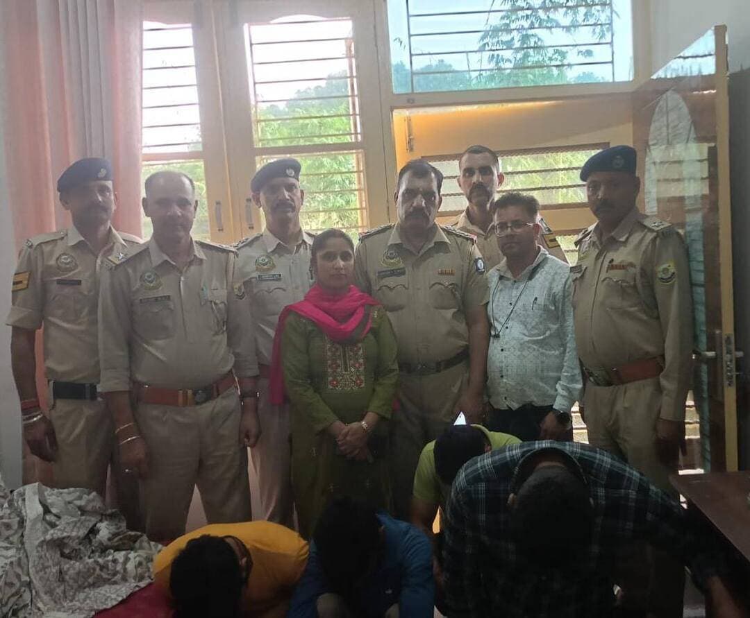 हिमाचल प्रदेश सरकार द्वारा नशे के विरुद्ध चलाए जा रहे अभियान के तहत जिला कांगड़ा पुलिस द्वारा नशा तस्करी में संलिप्त व्यक्तियों के खिलाफ लगातार कार्रवाई की जा रही है। इसी अभियान के अंतर्गत, गुप्त सूचना के आधार पर थाना भवारना के अंतर्गत आने वाले क्षेत्र अरला में स्थित एक होमस्टे में दबिश दी गई। दबिश के दौरान होमस्टे के एक कमरे में चार युवक मौजूद मिले। तलाशी लेने पर चारों युवकों के कब्जे से कुल 11 ग्राम हेरोइन (चिट्टा) बरामद की गई। मामले की गंभीरता को ध्यान में रखते हुए, पुलिस थाना भवारना की टीम ने त्वरित कार्रवाई करते हुए चारों व्यक्तियों को गिरफ्तार कर लिया और उनके खिलाफ एनडीपीएस एक्ट (ND&PS Act) की संबंधित धाराओं के तहत मामला दर्ज कर हेरोइन को अपने कब्जे में ले लिया है।
मामले में संलिप्त आरोपियों का विवरण निम्नलिखित है:-
1. संदीप राम, निवासी गांव मौली चक, डाकघर सल्याणा, तहसील पालमपुर, जिला कांगड़ा, हिमाचल प्रदेश, आयु 33 वर्ष।
2. संजीव कुमार, निवासी गांव एवं डाकघर अरला, तहसील पालमपुर, जिला कांगड़ा, हिमाचल प्रदेश, आयु 36 वर्ष।
3. अरुण कुमार, निवासी गांव एवं डाकघर चौकी खलेट, तहसील पालमपुर, जिला कांगड़ा, हिमाचल प्रदेश, आयु 29 वर्ष।
4. दीपक, निवासी मकान नं. 2416, गली नं. 2, डबल्डाया चौक, जंडियाला गुरु, तहसील व जिला अमृतसर, पंजाब, आयु 38 वर्ष।
पुलिस थाना भवारना की टीम आरोपियों से गहन पूछताछ कर रही है तथा यह पता लगाने का प्रयास किया जा रहा है कि वे हेरोइन (चिट्टा) कहां से लेकर आए थे और इसकी आपूर्ति किसे करने जा रहे थे। मामले में आगामी जांच जारी है।