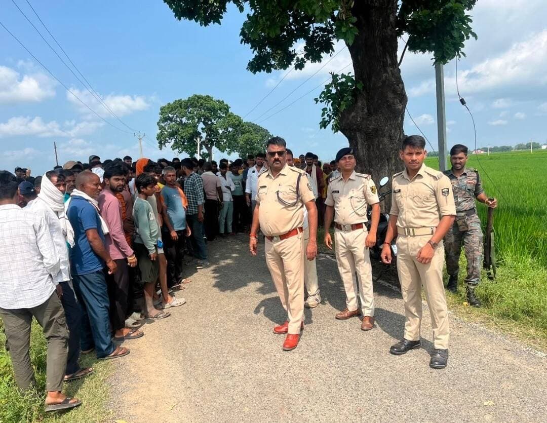 डुमरांव में दिनदहाड़े मर्डर, बाइक से जा रहे युवक की कनपटी में सटाकर मारी गोली ..
खबर कमेंट बॉक्स में