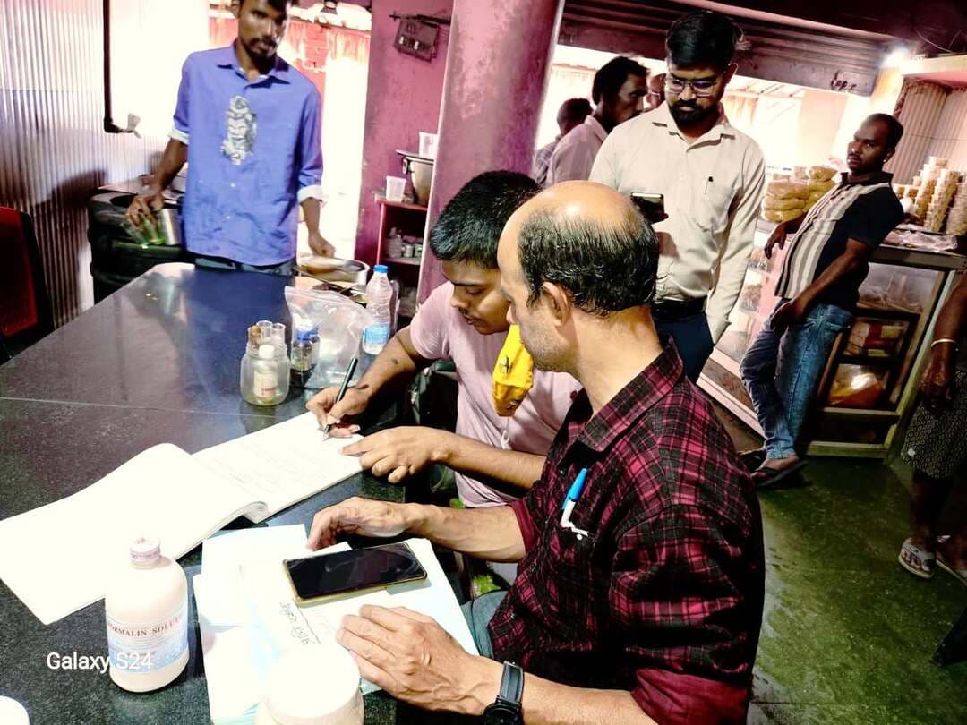 फेसबुक पर IHQ PUBLIC INDIA के लिए खबर को सरल, आकर्षक और नए शब्दों में तैयार किया गया है।
🚨 लोहरदगा में मिठाई दुकानों पर खाद्य विभाग की छापेमारी, 3 हजार के एक्सपायरी मसाले जब्त!
चट्टी में खाद्य सुरक्षा विभाग की कार्रवाई, अखाद्य रंग मिला छोला मौके पर नष्ट
लोहरदगा। आगामी पर्व-त्योहार को देखते हुए खाद्य सुरक्षा विभाग ने 10 अक्टूबर को भंडरा प्रखंड के चट्टी में मिठाई दुकानों, होटलों और सड़क किनारे लगे ठेले-खोमचों की सघन जांच की।
जांच के दौरान जगतपाल होटल, मोती मिष्ठान भंडार, साहू स्वीट्स, बंगाली स्वीट्स सहित कई प्रतिष्ठानों में मिठाइयों और अन्य खाद्य पदार्थों की जांच की गई। रसगुल्ला, पनीर, लड्डू, कलाकंद और जलेबी की मौके पर जांच में शुरुआती तौर पर स्टार्च की मिलावट या अखाद्य रंग की पुष्टि नहीं हुई।
वहीं, आगे की रासायनिक जांच के लिए मिठाई दुकानों से रसगुल्ला, पनीर, राजभोग और पेड़ा के नमूने एकत्र किए गए हैं। इन्हें राज्य खाद्य जांच प्रयोगशाला भेजा जाएगा। जांच रिपोर्ट के आधार पर आगे की कार्रवाई की जाएगी।
⚠️ किराना दुकान में मिले एक्सपायरी मसाले
खाद्य विभाग की जांच के दौरान तनु किराना स्टोर में एक्सपायरी मसाले और अखाद्य रंग के पैकेट मिले। विभाग ने करीब 3 हजार रुपये मूल्य के एक्सपायरी मसालों को जब्त कर नष्ट कर दिया। दुकान संचालक को दोबारा ऐसी गलती नहीं करने और वैध लाइसेंस लेकर ही दुकान चलाने का निर्देश दिया गया।
इसके अलावा, सड़क किनारे लगे ठेले पर अखाद्य रंग मिला छोला मिलने पर उसे भी मौके पर नष्ट कर दिया गया।
सफाई और खाद्य सुरक्षा के निर्देश
विभाग ने सभी खाद्य कारोबारियों को दुकानों में साफ-सफाई बेहतर रखने और खाद्य सुरक्षा मानकों का पालन करने का निर्देश दिया। अधिकारियों ने बताया कि पर्व-त्योहार के दौरान लोगों के स्वास्थ्य को ध्यान में रखते हुए इस तरह की जांच आगे भी जारी रहेगी।
इस अभियान में खाद्य सुरक्षा पदाधिकारी मोइन अख्तर, विश्वनाथ गगराई और विभाग के अन्य कर्मी मौजूद रहे।
📢 IHQ PUBLIC INDIA की अपील: त्योहारों में मिठाई और खाद्य सामग्री खरीदते समय साफ-सफाई, गुणवत्ता और पैकिंग पर ध्यान दें। एक्सपायरी खाद्य पदार्थों से बचें।
📍 खबर: लोहरदगा | चट्टी, भंडरा
#Lohardaga #लोहरदगा #भंडरा #खाद्यसुरक्षा #मिठाईदुकान #खाद्यविभाग #छापेमारी #मिलावटखोरी #जनस्वास्थ्य #JharkhandNews #IHQPublicIndia #BreakingNews