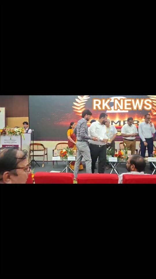 मानसिक स्वास्थ्य सेवाओं में करौली जिला प्रथम, राज्य स्तरीय कार्यक्रम में करौली टीम जयपुर में किया सम्मानित
करौली विश्व मानसिक स्वास्थ्य दिवस के अवसर पर जयपुर में आयोजित राज्य स्तरीय समारोह में करौली जिले ने मानसिक स्वास्थ्य जागरूकता और उत्कृष्ट गतिविधियों के लिए राजस्थान में प्रथम स्थान प्राप्त किया है। 'मानसिक स्वास्थ्य माह' (10 सितंबर से 10 अक्टूबर) के दौरान आमजन को जागरूक करने के लिए जिला टीम को राज्य स्तर पर सम्मानित किया गया। सम्मानित टीम में जिले से प्रिंसिपल डॉ. आर. सी. मीना, सीएमएचओ डॉ. सतीश मीना, डीएनओ डॉ. प्रेमराज मीना, साइकेट्रिक नर्स गौरव गोयल और सीआरए गौरव शर्मा शामिल रहे।मुख्य चिकित्सा एवं स्वास्थ्य अधिकारी डॉ. सतीश चंद मीना ने शनिवार दोपहर 2:00 बजे बताया कि समाज में बढ़ते मानसिक तनाव, अवसाद, चिंता और आत्महत्या की प्रवृत्तियों पर रोक लगाने के लिए राज्य सरकार के निर्देशों पर 'राज ममता मन दर्पण' कार्यक्रम चलाया गया था। इस अभियान के तहत करौली जिले के चिकित्सा संस्थानों, स्कूलों और कॉलेजों में वर्कशॉप, लेक्चर, पेंटिंग, डिबेट, ओपन माइक, सामूहिक शपथ और सोशल मीडिया कैंपेन आयोजित कर लोगों को जागरूक किया गया। जिन गतिविधियों में जिले में प्रथम पायदान पर सम्मान प्राप्त किया है। यह सम्मान जिले के सभी स्वास्थ्य कर्मियों के लिए मिला है, जो कि गौरव का विषय है।
जिला नोडल अधिकारी, मानसिक स्वास्थ्य डॉ. प्रेमराज मीना ने जानकारी दी कि मिशन निदेशक एनएचएम जोगाराम की गरिमामयी उपस्थिति में करौली की टीम को यह प्रथम पुरस्कार सौंपा गया। कार्यक्रम में अतिरिक्त मिशन निदेशक टी. शुभमंगला, निदेशक जन स्वास्थ्य डॉ. रवि प्रकाश शर्मा, एसएनओ डॉ. एस. एम. स्वामी और प्रसिद्ध मनोचिकित्सक डॉ. शिव गौतम, डॉ. सुशील परमार व डॉ. अनिल अग्रवाल सहित कई वरिष्ठ अधिकारी और कर्मचारी उपस्थित थे।