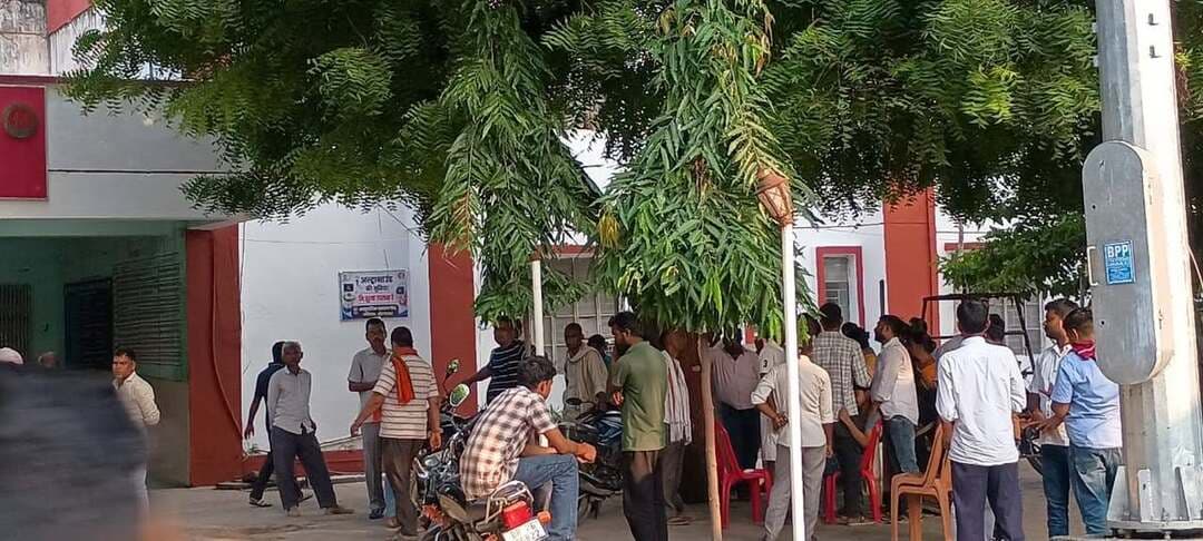 हृदयाघात से शिक्षक सुनील कुमार यादव का निधन, परिवार में मचा कोहराम
रफीगंज (औरंगाबाद)।
रफीगंज थाना क्षेत्र के अब्दुलपुर निवासी शिक्षक सुनील कुमार यादव का अचानक तबीयत बिगड़ने के बाद निधन हो गया। उनके असामयिक निधन की खबर से परिजनों, रिश्तेदारों और परिचितों के बीच शोक की लहर दौड़ गई। घर में मातम पसरा है और परिवार के सदस्यों का रो-रोकर बुरा हाल है।
सीने में उठा तेज दर्द, अस्पताल में बचाने का किया गया प्रयास
प्राप्त जानकारी के अनुसार, सुनील कुमार यादव गोह थाना क्षेत्र के सुंदरपुर स्थित सरकारी विद्यालय में शिक्षक के पद पर कार्यरत थे। उनका पैतृक गांव गोह थाना क्षेत्र के मियापुर में है। वर्तमान में वह रफीगंज के अब्दुलपुर में मकान बनाकर अपने परिवार के साथ रह रहे थे।
बताया जाता है कि घर पर अचानक उनके सीने में तेज दर्द उठा, जिसके बाद परिजन उन्हें आनन-फानन में रफीगंज सामुदायिक स्वास्थ्य केंद्र लेकर पहुंचे। वहां प्रभारी चिकित्सा पदाधिकारी डॉ. अरविंद कुमार केसरी ने उनकी जांच की और सीपीआर देकर बचाने का प्रयास किया। हालांकि, तमाम कोशिशों के बावजूद उन्हें बचाया नहीं जा सका। चिकित्सक ने उन्हें मृत घोषित कर दिया।
एक पुत्र सहित भरा-पूरा परिवार छोड़ गए शिक्षक
सुनील कुमार यादव अपने पीछे एक पुत्र सहित भरा-पूरा परिवार छोड़ गए हैं। उनके निधन से परिवार पर दुखों का पहाड़ टूट पड़ा है। एक शिक्षक के असामयिक निधन से उनके शुभचिंतकों और परिचितों के बीच भी शोक व्याप्त है। इस दुखद घटना से पूरे परिवार में मातम का माहौल है।
#BharatCrimeLiveNews #BharatCrimeLive #रफीगंज #औरंगाबाद #शिक्षक_सुनील_कुमार_यादव #शिक्षक_का_निधन #हृदयाघात #दुखद_खबर #शोक_की_लहर #बिहार_न्यूज #औरंगाबाद_न्यूज #ताजा_खबर #स्थानीय_समाचार