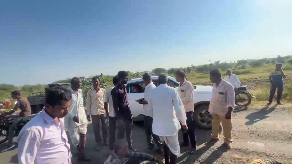 शामगढ़ के परासली रोड पर तालाब के पास दो बाइकों की आमने-सामने भिड़ंत हो गई। हादसे में दोनों बाइकों पर सवार लोगों को चोटें आईं। घटना के बाद मौके पर राहगीरों की भीड़ जमा हो गई। राहगीरों ने तत्परता दिखाते हुए डायल 112 को सूचना दी। मौके पर पहुंची डायल 112 की मदद से घायलों को उपचार के लिए अस्पताल पहुंचाया गया। हादसे के कारणों की जानकारी सामने नहीं आई है।