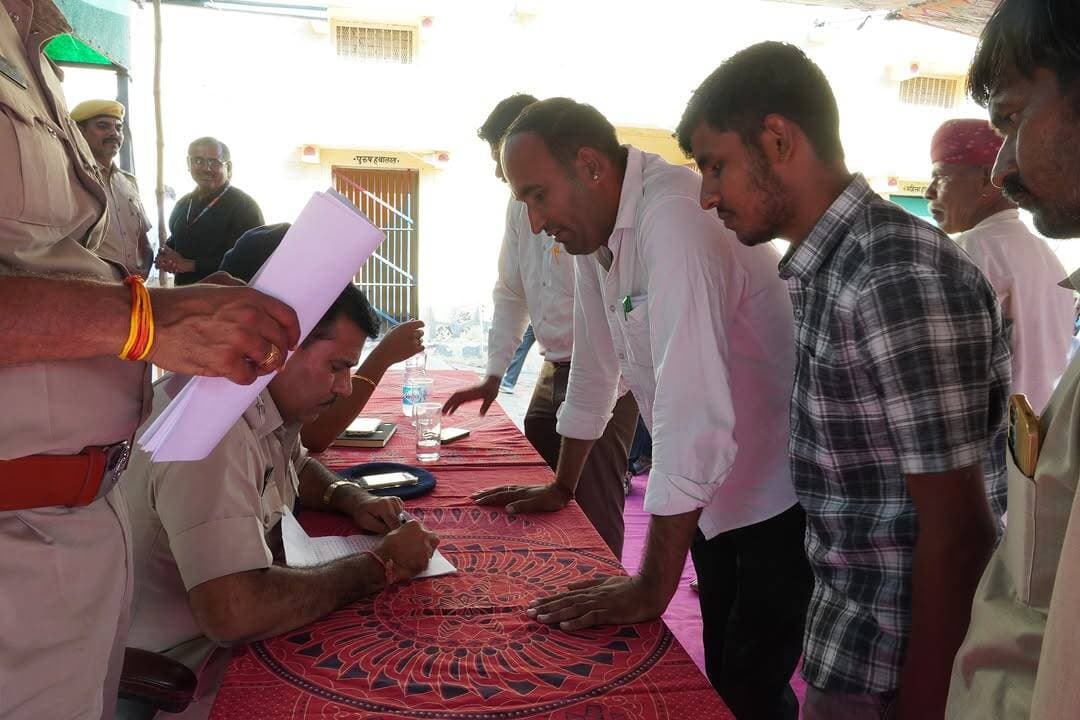 #बालोतरा: पुलिस अधीक्षक बालोतरा ने थाना गिड़ा में जनसुनवाई कर आमजन की परिवेदनाएं सुनीं, त्वरित, निष्पक्ष एवं समयबद्ध समाधान के दिए निर्देश।
अपराध गोष्ठी में कानून-व्यवस्था, अपराध नियंत्रण, नवीन आपराधिक कानूनों के प्रभावी क्रियान्वयन एवं मादक पदार्थों पर प्रभावी अंकुश की समीक्षा की।
जनसुनवाई में बड़ी संख्या में आमजन ने भाग लेकर समस्याएं एवं सुझाव प्रस्तुत किए, उपस्थित जनों को नशा मुक्त समाज के निर्माण हेतु प्रतिज्ञा भी दिलाई।
आज दिनांक 10.10.2026 को पुलिस अधीक्षक जिला बालोतरा श्री राजेश कुमार काॅवत आईपीएस ने थाना गिड़ा का दौरा कर थाना परिसर में आयोजित जनसुनवाई के दौरान आमजन की परिवेदनाएं सुनीं। जनसुनवाई में पुलिस मित्र, सुरक्षा सखी, सीएलजी सदस्य, यूथ सीएलजी सदस्य, ग्राम रक्षक सहित बड़ी संख्या में युवा, महिलाएं एवं आमजन उपस्थित रहे। उपस्थित नागरिकों ने पुलिस अधीक्षक के समक्ष अपनी समस्याएं एवं सुझाव प्रस्तुत किए। पुलिस अधीक्षक ने प्रत्येक परिवेदना को गंभीरता एवं संवेदनशीलता से सुनते हुए संबंधित अधिकारियों को त्वरित, निष्पक्ष एवं समयबद्ध निस्तारण सुनिश्चित करने के निर्देश दिए तथा आमजन को विश्वास दिलाया कि बालोतरा पुलिस उनकी सुरक्षा, न्याय एवं समस्याओं के समाधान के लिए सदैव प्रतिबद्ध है।
पुलिस अधीक्षक ने आगामी चुनाव एवं त्योहारों के मद्देनजर आमजन से सतर्क एवं सजग रहने, असामाजिक तत्वों पर नजर रखने तथा किसी भी संदिग्ध गतिविधि की सूचना तत्काल पुलिस को देने की अपील की। साथ ही अधिकारियों को प्रत्येक परिवेदना का गुणवत्तापूर्ण निस्तारण कर फरियादियों को प्रकरण की प्रगति से नियमित रूप से अवगत कराने के निर्देश दिए।
जनसुनवाई के उपरांत आयोजित अपराध गोष्ठी में उन्होंने कानून-व्यवस्था, अपराध नियंत्रण, लंबित प्रकरणों के शीघ्र निस्तारण, वांछित एवं स्थायी वारंटियों की गिरफ्तारी तथा नवीन आपराधिक कानूनों के प्रभावी क्रियान्वयन की समीक्षा की। उन्होंने पुलिस अधिकारियों एवं जवानों को भारतीय न्याय संहिता (बीएनएस), भारतीय नागरिक सुरक्षा संहिता (बीएनएसएस) एवं भारतीय साक्ष्य अधिनियम (बीएसए) के अनुरूप गुणवत्तापूर्ण अनुसंधान सुनिश्चित करने तथा साइबर अपराध, महिला एवं बाल अपराध, मादक पदार्थों की तस्करी, अवैध हथियार, अवैध शराब एवं अन्य संगठित अपराधों के विरुद्ध प्रभावी कार्यवाही करने के निर्देश दिए।
@policerajasthan
#BalotraPolice #Jansunwai #CrimeMeeting #NewCriminalLaw2023