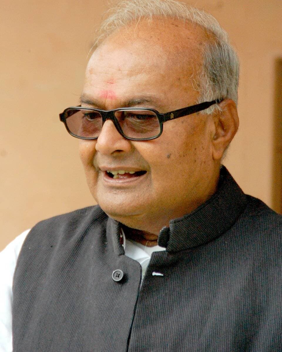 दमोह ग्रामीण की सड़कों के लिए बड़ी सौगात,
==
12 सड़कों के टेंडर जारी, 7 सड़कें अगले चरण में
===
ग्रामीण क्षेत्रों में सड़क सुविधा को बेहतर बनाने के उद्देश्य से मुख्यमंत्री मजरा टोला सड़क योजना के अंतर्गत 12 सड़कों के टेंडर जारी किए गए हैं। वहीं, योजना के तहत शेष 7 सड़कों को आगामी चरण में शामिल किया जाएगा। इससे ग्रामीण क्षेत्रों के विभिन्न गांवों, मजरा और टोलों को सड़क संपर्क उपलब्ध कराने की दिशा में कार्य आगे बढ़ेगा। यह जानकारी विधायक दमोह जयंत मलैया ने दी।
12 सड़कों के लिए जारी हुए टेंडर
जारी सूची के अनुसार, पहले चरण में कुल 12 सड़क मार्गों को शामिल किया गया है। इनमें बिसनाखेड़ी से लखनाखेड़ी तक 0.45 किलोमीटर, हरदुआ खुर्द से डवा तक 2.24 किलोमीटर, इमलाई से पुतनारी टोला तक 0.69 किलोमीटर, सुहेला के पौड़ी रामगढ़ में 0.72 किलोमीटर तथा खड़ेरा के ग्राम छितरा से भलाघाट तक 0.84 किलोमीटर लंबाई के सड़क मार्ग शामिल हैं।
इसके अलावा, मारूताल के ग्राम कुलुआ से मझवारा तक 1.06 किलोमीटर, सिंगपुर से चांदी टोरिया तक 1.60 किलोमीटर, बांसनी के ग्राम खबैनामाल से खबैना चाक तक 1.90 किलोमीटर, खडेरा के बड़ैयाखेड़ा में 0.43 किलोमीटर, बिजौरी के रज्जाक टोरिया में 0.84 किलोमीटर, पटना खुर्द के ग्राम हरदुआ हरटी में 0.48 किलोमीटर तथा बिजौरी के कोटवार मोहल्ले में 0.28 किलोमीटर लंबाई की सड़कें प्रस्तावित सूची में शामिल हैं।
अगले चरण में 7 सड़कों पर होगा काम
विधायक श्री मलैया ने इस संबंध में आगे बताया कि मुख्यमंत्री मजरा टोला सड़क योजना के अंतर्गत शेष 7 सड़कों को अगले चरण में शामिल किया जाएगा। इनमें खजरी के टपरिया टोला में 0.922 किलोमीटर, टिकरी बुजुर्ग के ग्राम टिकरी खोह में 0.456 किलोमीटर, हरदुआ मुड़र के ग्राम खंचारी पटी में यादव मोहल्ले में 0.609 किलोमीटर, बिजौरी में 1.087 किलोमीटर, दसौंदा के जुझारघाट में 0.967 किलोमीटर, मुड़िया के ग्राम पड़रई में 3.74 किलोमीटर तथा नौगपानी के ग्राम सुनपुरा में 2.05 किलोमीटर लंबाई की सड़कें शामिल हैं।
