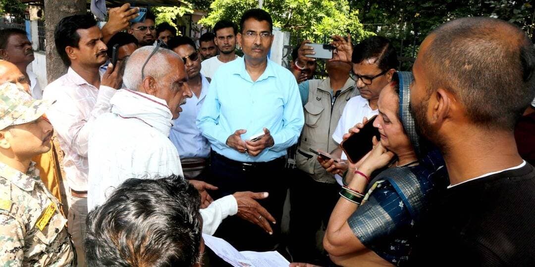 कलेक्टर श्री यादव के निर्देश पर ग्राम अगारा के सत्यम का बना तत्काल मृत्यु प्रमाण पत्र
==
अधिकारी-कर्मचारियों से कहा सभी मामलों में मानवीयता का परिचय दिया जाये आखिर हम भी इंसान है
==
कलेक्टर प्रताप नारायण यादव जिला अस्पताल से जब घायल छात्रा को देखने के बाद लौटते समय बाहर परिसर में आये तो जिले के ग्राम अगारा बटियागढ़ निवासी गिरीश गौतम और उनकी पत्नी मीना गौतम ने अपनी व्यथा कलेक्टर को सुनाई और कहा मेरे बेटे सत्यम गौतम की मृत्यु 22 सितम्बर 26 हो गई थी, लेकिन अभी तक मृत्यु प्रमाण पत्र नहीं मिला है, साहब में एक तो मेरा बेटा खत्म हो गया है, इसके बाद मृत्यु प्रमाण पत्र नहीं मिल रहा है।
कलेक्टर श्री यादव ने मानवीयता का परिचय देते हुये परिजनों को तुरंत ढाढस बंधाया और कहा चिंता मत करो तुम्हें अभी बेटे का मृत्यु प्रमाण पत्र मिलेगा । उन्होंने तुरंत मोबाईल पर सिविल सर्जन डॉ. प्रहलाद पटैल को निर्देश दिये कि गौतम परिजनों को तत्काल बेटे का मृत्यु प्रमाण पत्र दिलाया जाये। उन्होंने तहसीलदार रघुनंदन चतुर्वेदी को भी निर्देशित किया कि तत्काल इन्हें मृत्यु प्रमाण पत्र दिलाया जाये।
कलेक्टर श्री यादव के निर्देश पर जिला चिकित्सालय ने तत्काल कार्यवाही करते हुये मृतक सत्यम गौतम का मृत्यु प्रमाण पत्र जारी किया। कलेक्टर श्री यादव ने सभी अधिकारी-कर्मचारियों से कहा है, सभी तरह के मामलों में मानवीयता का परिचय दिया जाये और उनकी परेशानियों का तत्काल निराकरण किया जाये, आखिर हम सब भी इंसान है, यह हमारा धर्म है।