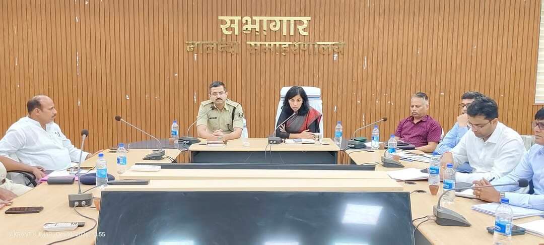 प्रेस विज्ञप्ति
स्थान : नालंदा
दिनांक : 10 अक्टूबर 2026
जिला जनसंपर्क कार्यालय, नालंदा
दुर्गापूजा को लेकर जिला स्तरीय शांति समिति की बैठक आयोजित
• सभी पूजा पंडालों के लिए लाइसेंस एवं सीसीटीवी अनिवार्य, डीजे पर पूर्ण प्रतिबंध
• विधि-व्यवस्था, भीड़ प्रबंधन, यातायात एवं विसर्जन स्थलों पर सुरक्षा व्यवस्था सुनिश्चित करने का निर्देश
बिहारशरीफ (नालंदा), 10 अक्टूबर 2026। दुर्गापूजा पर्व को शांतिपूर्ण, सौहार्दपूर्ण एवं सुरक्षित वातावरण में संपन्न कराने के उद्देश्य से आज जिलाधिकारी श्रीमती उदिता सिंह एवं पुलिस अधीक्षक श्री हृदयकांत की संयुक्त अध्यक्षता में जिला स्तरीय शांति समिति की बैठक आयोजित की गई। बैठक में विधि-व्यवस्था संधारण, पूजा पंडालों की सुरक्षा, भीड़ प्रबंधन, यातायात व्यवस्था, सोशल मीडिया की निगरानी तथा मूर्ति विसर्जन के दौरान सुरक्षा संबंधी तैयारियों की विस्तृत समीक्षा की गई। साथ ही, शांति समिति के सदस्यों से प्राप्त सुझावों पर चर्चा करते हुए संबंधित पदाधिकारियों को आवश्यक निर्देश दिए गए।
पूजा पंडालों में सुरक्षा मानकों एवं निर्धारित दिशा-निर्देशों का अनुपालन अनिवार्य
बैठक में निर्देश दिया गया कि जिले के सभी छोटे-बड़े पूजा पंडालों के लिए लाइसेंस लेना अनिवार्य होगा। सभी पंडालों में सीसीटीवी कैमरे लगाने तथा वीडियोग्राफी की समुचित व्यवस्था सुनिश्चित की जाए। पूजा समितियां निर्धारित मानक संचालन प्रक्रिया (SOP) का पालन करें तथा मूर्ति विसर्जन के लिए मार्ग एवं समय का पूर्व निर्धारण करते हुए संबंधित प्रशासनिक पदाधिकारियों के साथ समन्वय बनाए रखें। रात्रि के समय पंडालों में तैनात स्वयंसेवकों की पहचान सुनिश्चित करने के साथ प्रवेश एवं निकास द्वारों पर पर्याप्त सुरक्षा व्यवस्था रखने का निर्देश दिया गया।
विधि-व्यवस्था एवं संवेदनशील क्षेत्रों में निगरानी के निर्देश
सभी संबंधित पदाधिकारियों को अपने-अपने क्षेत्रों में लगातार भ्रमणशील रहकर विधि-व्यवस्था की निगरानी करने, संवेदनशील स्थलों पर विशेष सतर्कता बरतने तथा नियमित फ्लैग मार्च निकालने का निर्देश दिया गया। असामाजिक एवं संदिग्ध गतिविधियों पर नजर रखने के साथ सोशल मीडिया पर प्रसारित होने वाली भ्रामक एवं आपत्तिजनक सूचनाओं की निगरानी करने तथा ऐसे मामलों में नियमानुसार कार्रवाई सुनिश्चित करने को कहा गया। भीड़भाड़ वाले क्षेत्रों में पुलिस गश्ती बढ़ाने, यातायात व्यवस्था सुचारु रखने तथा नियंत्रण कक्ष के माध्यम से सतत निगरानी करने पर भी जोर दिया गया।
डीजे पर पूर्ण प्रतिबंध, अग्निशमन एवं भीड़ नियंत्रण की समुचित व्यवस्था
बैठक में स्पष्ट किया गया कि दुर्गापूजा के दौरान डीजे का उपयोग पूर्णतः प्रतिबंधित रहेगा। पूजा पंडालों में अग्निशमन की समुचित व्यवस्था, सुरक्षित प्रवेश एवं निकास मार्ग तथा प्रसाद वितरण के दौरान भीड़ नियंत्रण सुनिश्चित किया जाए। विद्युत तारों की सुरक्षा, पर्याप्त प्रकाश व्यवस्था एवं अन्य आवश्यक सुरक्षा मानकों का अनुपालन किया जाए, ताकि श्रद्धालुओं को किसी प्रकार की असुविधा न हो।
मूर्ति विसर्जन स्थलों पर रोशनी, बैरिकेडिंग एवं गोताखोरों की तैनाती
मूर्ति विसर्जन के दौरान विशेष सतर्कता बरतने का निर्देश दिया गया। सभी निर्धारित विसर्जन स्थलों पर पर्याप्त रोशनी, बैरिकेडिंग, आवश्यक सुरक्षा प्रबंध तथा प्रशिक्षित गोताखोरों की उपलब्धता सुनिश्चित की जाए। विसर्जन के दौरान भीड़ एवं यातायात प्रबंधन के लिए संबंधित पदाधिकारी आपसी समन्वय के साथ कार्य करें, ताकि किसी भी प्रकार की अप्रिय स्थिति उत्पन्न न हो।
शांति समिति के सदस्यों ने दिए महत्वपूर्ण सुझाव
बैठक में जिला शांति समिति के सदस्यों ने अपने-अपने क्षेत्रों की समस्याओं से अवगत कराते हुए पर्व को शांतिपूर्ण एवं व्यवस्थित ढंग से संपन्न कराने के लिए विभिन्न सुझाव दिए। सदस्यों ने भीड़ नियंत्रण, नियमित साफ-सफाई, सुचारु यातायात, सार्वजनिक स्थलों पर पेयजल एवं शौचालय की उपलब्धता, पूजा पंडालों में पर्याप्त रोशनी तथा खुले विद्युत तारों से सुरक्षा सुनिश्चित करने की आवश्यकता बताई।
ग्रामीण क्षेत्रों से आने वाले श्रद्धालुओं, विशेषकर महिलाओं एवं पुरुषों के लिए रात्रि में ठहरने की व्यवस्था करने तथा प्रमुख स्थलों पर स्वास्थ्य शिविर लगाने का सुझाव दिया गया। इसके अतिरिक्त उचक्कों, मनचलों एवं नशे की हालत में उत्पात करने वाले व्यक्तियों पर निगरानी रखने, अफवाहों से बचने, ई-रिक्शा के कारण उत्पन्न जाम की समस्या का समाधान करने, सीसीटीवी कैमरों को क्रियाशील रखने तथा क्षतिग्रस्त सड़कों को आवागमन योग्य बनाने पर भी चर्चा हुई। प्राप्त सुझावों के आलोक में संबंधित पदाधिकारियों को आवश्यक कार्रवाई एवं व्यवस्थाएं सुनिश्चित करने को कहा गया।
जिलाधिकारी एवं पुलिस अधीक्षक का संयुक्त संदेश
इस अवसर पर जिलाधिकारी सिंह ने कहा कि दुर्गापूजा को शांतिपूर्ण, सौहार्दपूर्ण एवं सुरक्षित वातावरण में संपन्न कराना जिला प्रशासन की सर्वोच्च प्राथमिकता है। इसके लिए सभी संबंधित पदाधिकारी, पूजा समितियां, शांति समिति के सदस्य एवं आम नागरिक आपसी समन्वय और सहयोग के साथ कार्य करें तथा प्रशासन द्वारा जारी दिशा-निर्देशों का पालन सुनिश्चित करें। उन्होंने लोगों से अपील की कि किसी भी प्रकार की अफवाह पर ध्यान न दें और किसी संदिग्ध गतिविधि अथवा अप्रिय स्थिति की सूचना तत्काल स्थानीय प्रशासन एवं पुलिस को दें। वहीं, पुलिस अधीक्षक श्री हृदयकांत ने कहा कि पर्व के दौरान पुलिस प्रशासन पूरी तरह सतर्क एवं मुस्तैद रहेगा। संवेदनशील क्षेत्रों में नियमित गश्ती, फ्लैग मार्च, भीड़ नियंत्रण एवं यातायात प्रबंधन पर विशेष ध्यान दिया जाएगा। उन्होंने पूजा समितियों से सुरक्षा मानकों का पालन करने तथा आम नागरिकों से शांति, सद्भाव एवं आपसी भाईचारे के साथ पर्व मनाने की अपील की।
बैठक में नगर आयुक्त, अपर समाहर्ता, अनुमंडल पदाधिकारी, बिहारशरीफ सहित जिला शांति समिति के सदस्यगण एवं संबंधित पदाधिकारी उपस्थित थे।
Samrat Choudhary
CMO Bihar
Press Information Bureau - PIB, Government of India
Information & Public Relations Department, Government of Bihar
Bihar Police